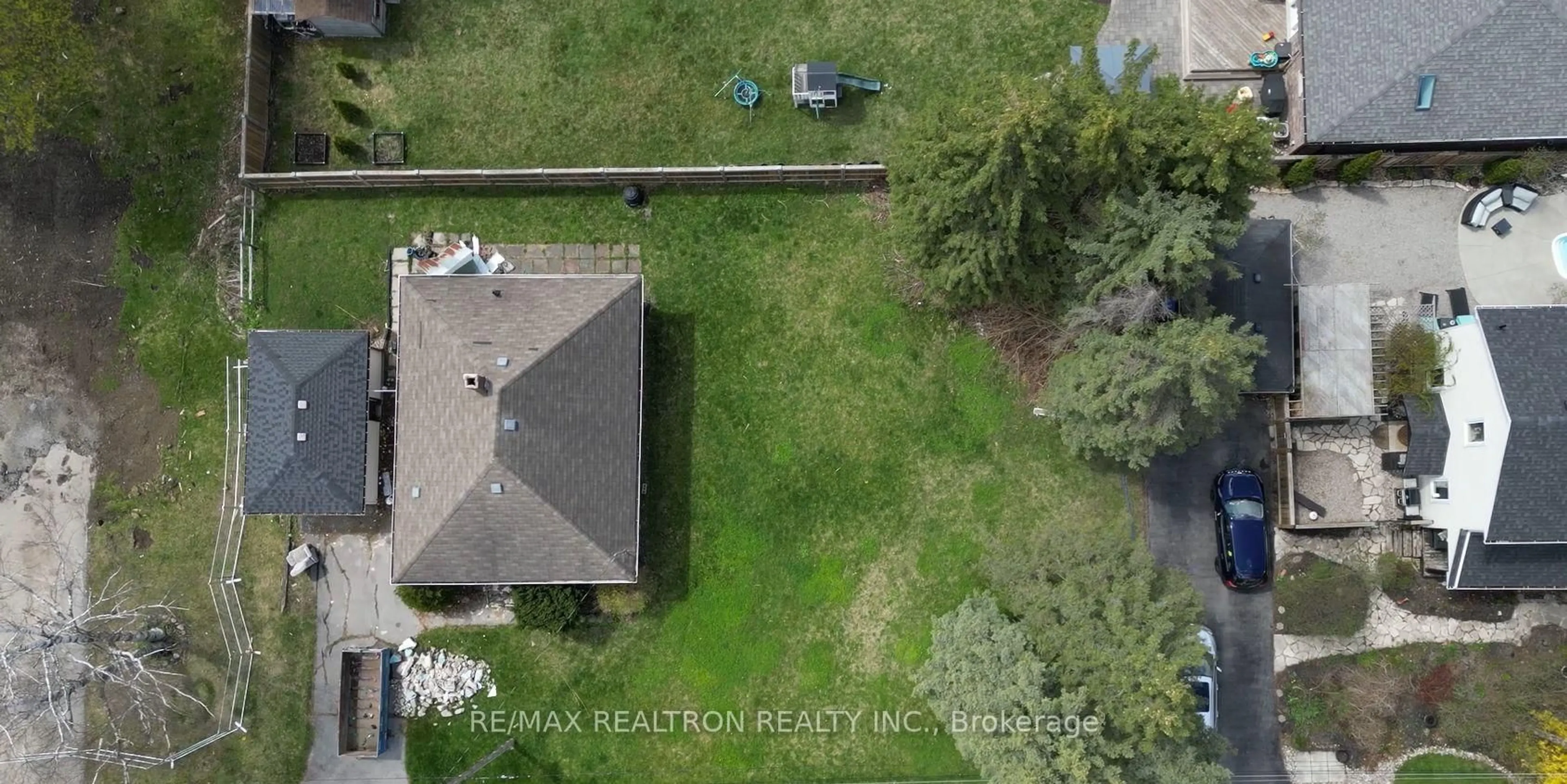 A pic from outside/outdoor area/front of a property/back of a property/a pic from drone, unknown for 82 Bagot St, Whitby Ontario L1M 1A1