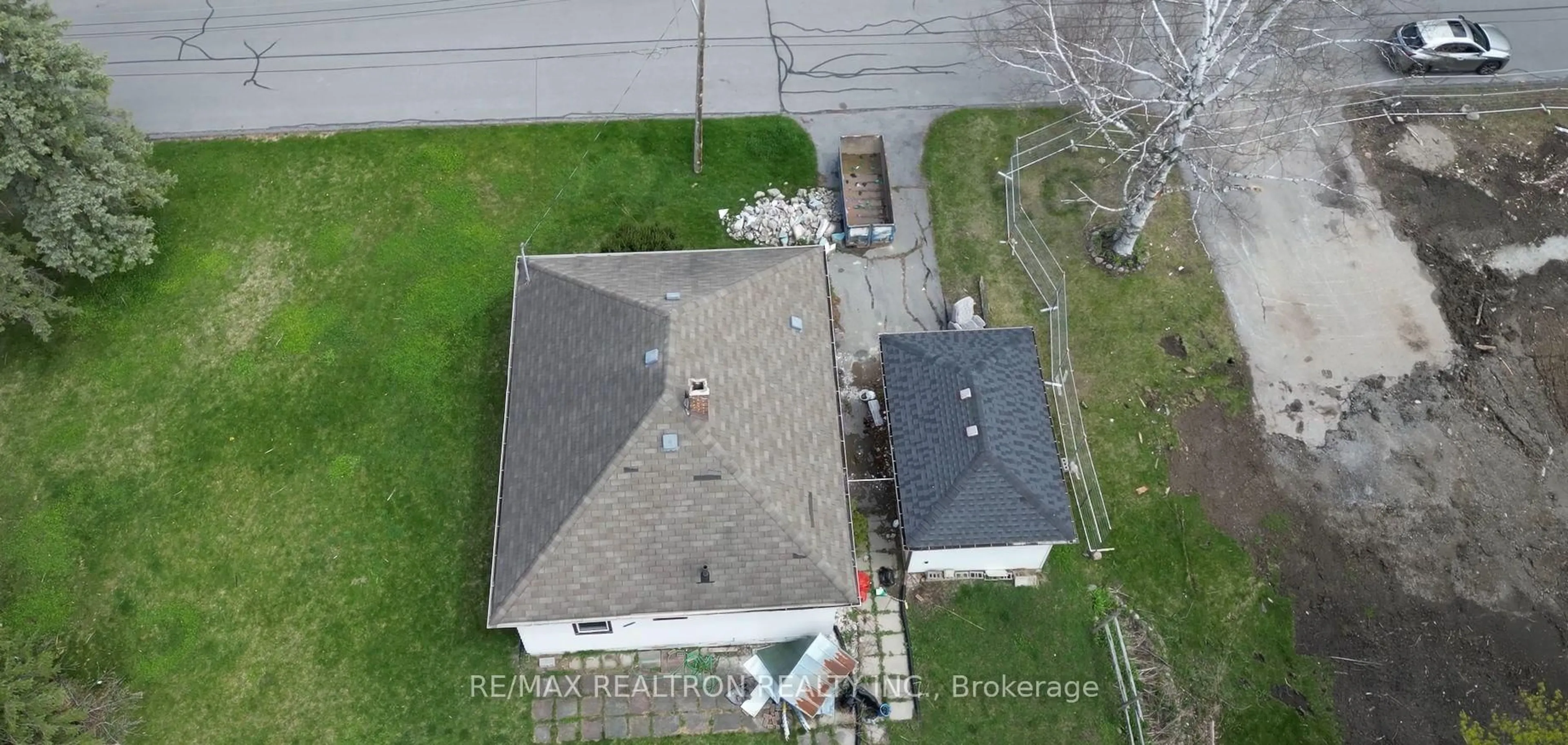 A pic from outside/outdoor area/front of a property/back of a property/a pic from drone, street for 82 Bagot St, Whitby Ontario L1M 1A1