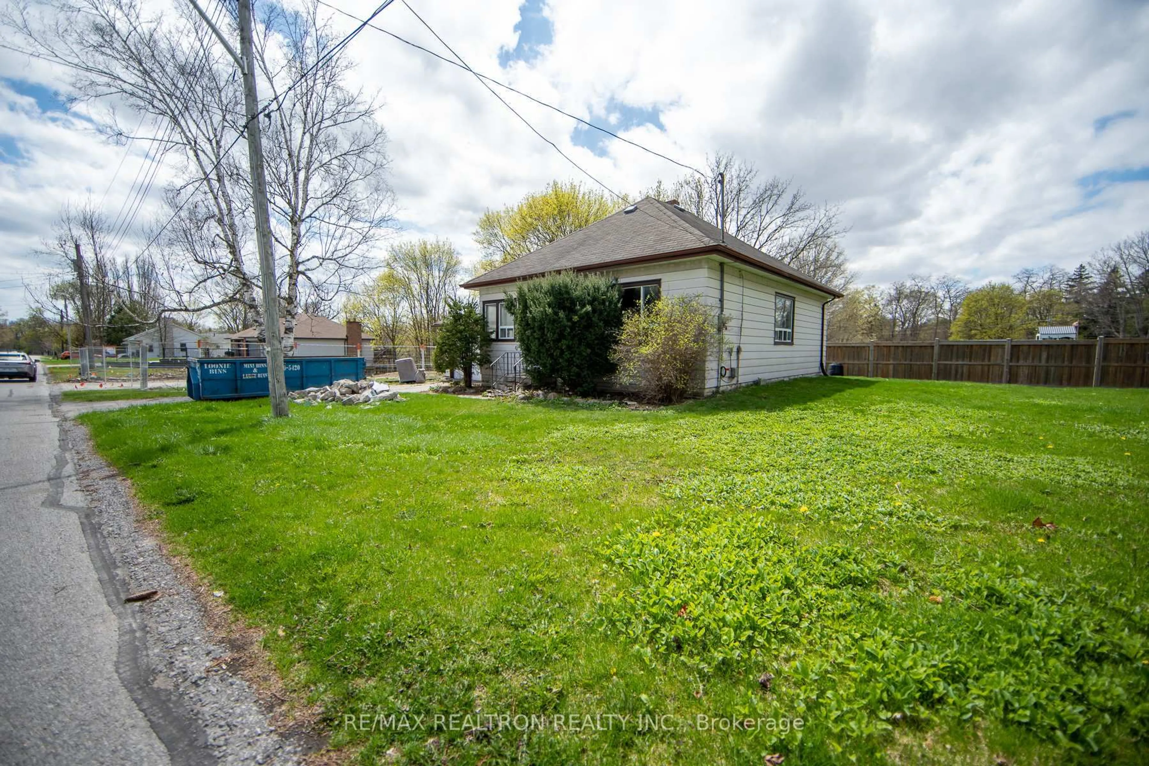 A pic from outside/outdoor area/front of a property/back of a property/a pic from drone, street for 82 Bagot St, Whitby Ontario L1M 1A1