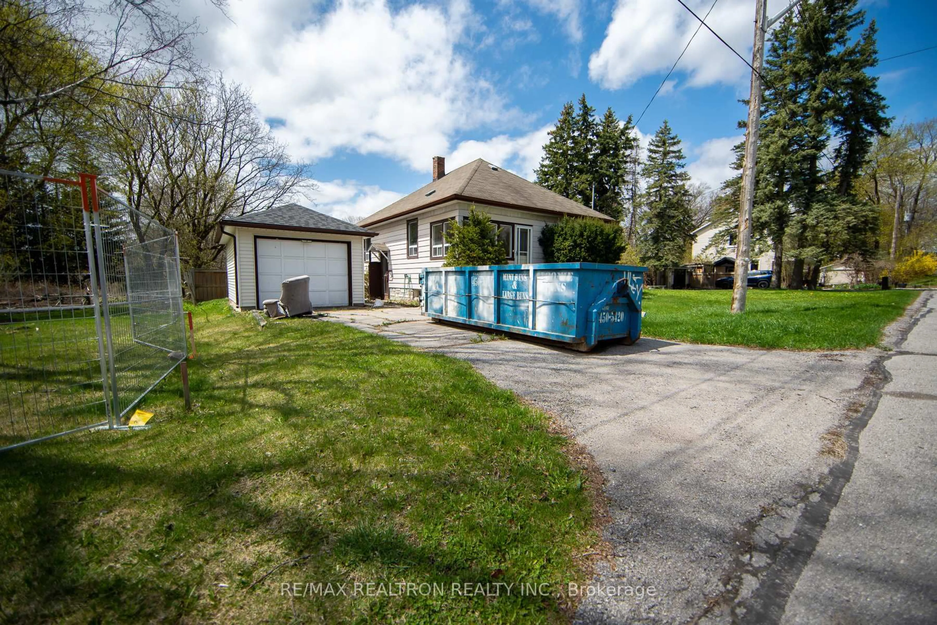 A pic from outside/outdoor area/front of a property/back of a property/a pic from drone, street for 82 Bagot St, Whitby Ontario L1M 1A1