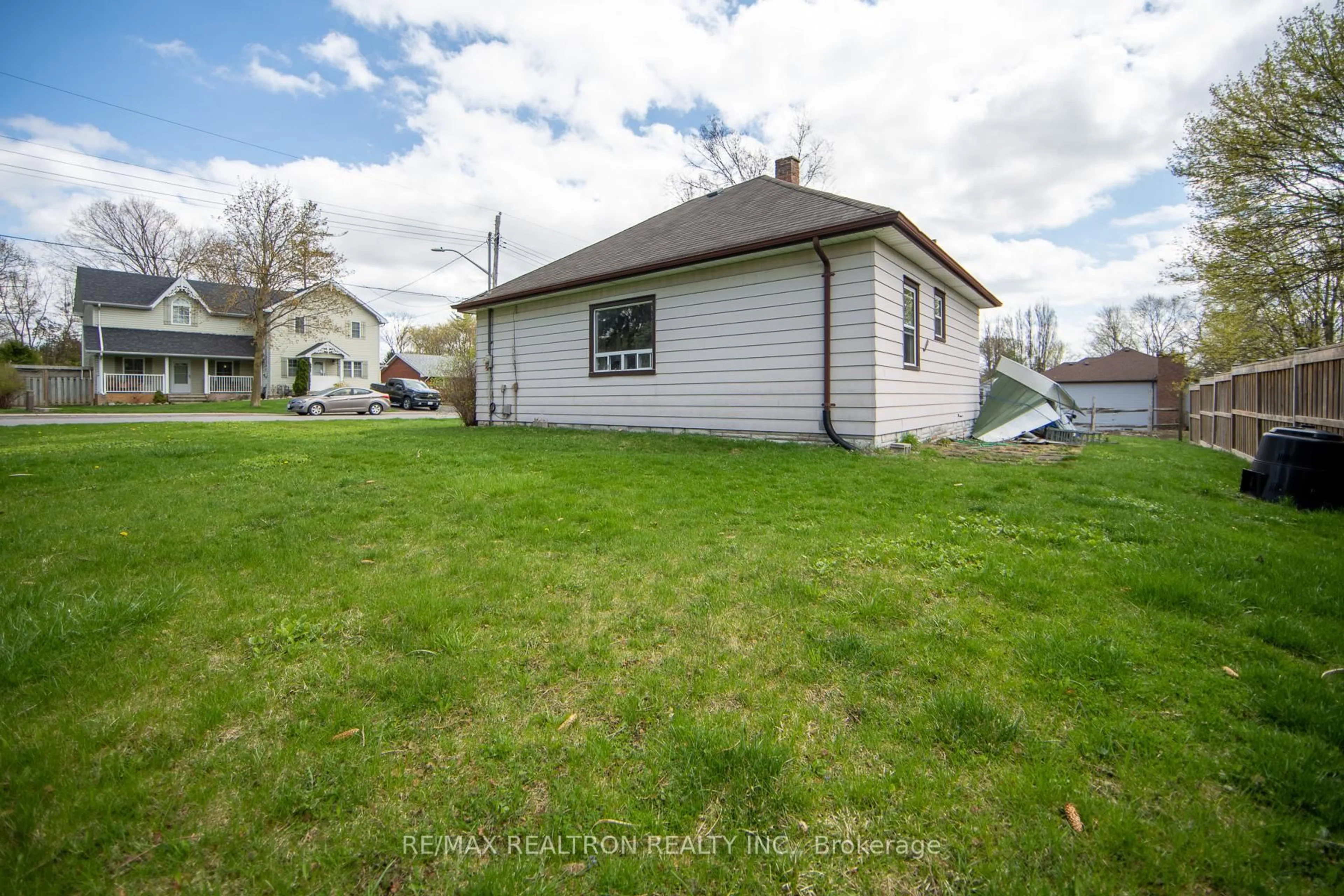 A pic from outside/outdoor area/front of a property/back of a property/a pic from drone, street for 82 Bagot St, Whitby Ontario L1M 1A1