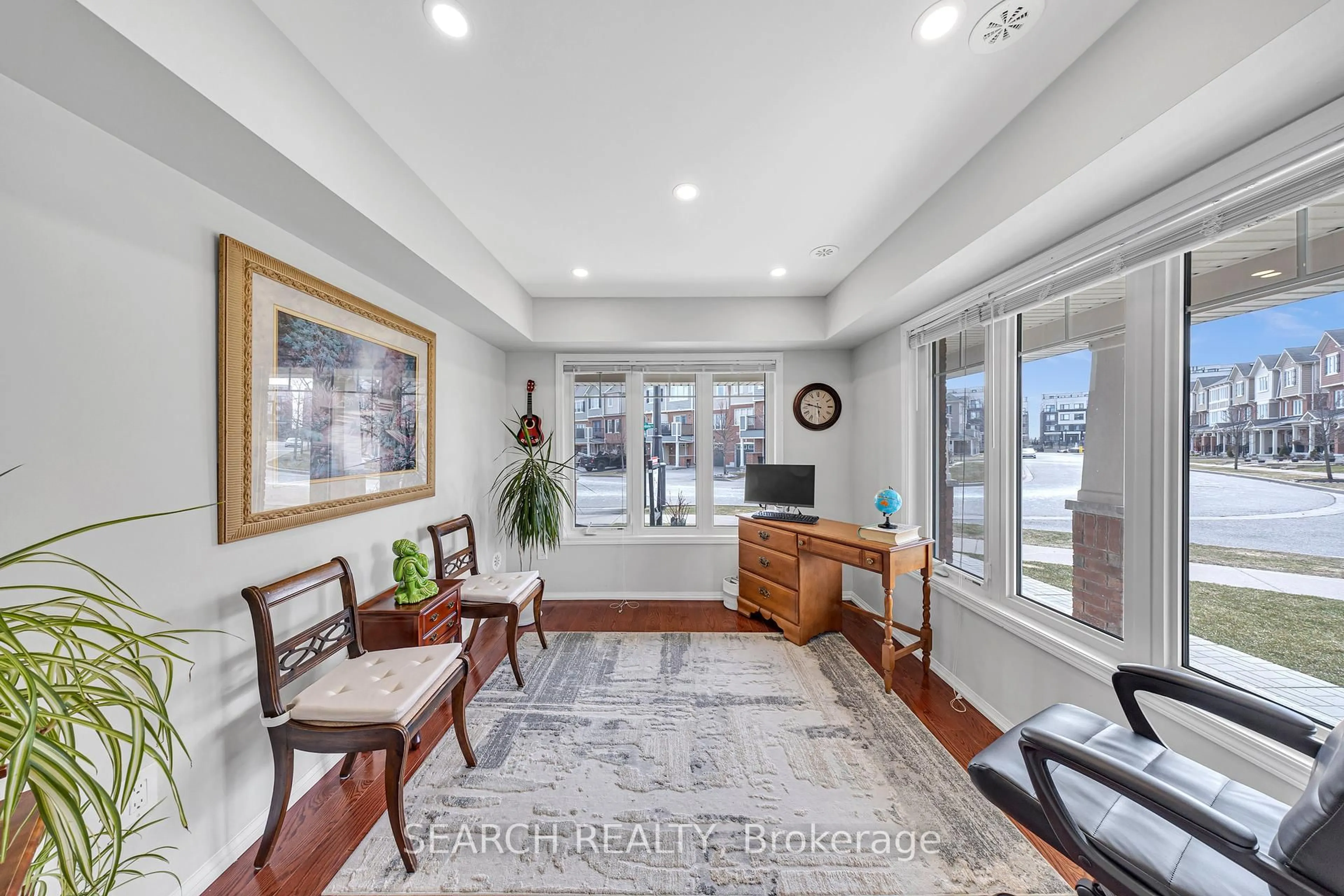 Indoor entryway for 2400 Bronzedale St, Pickering Ontario L1X 0C3