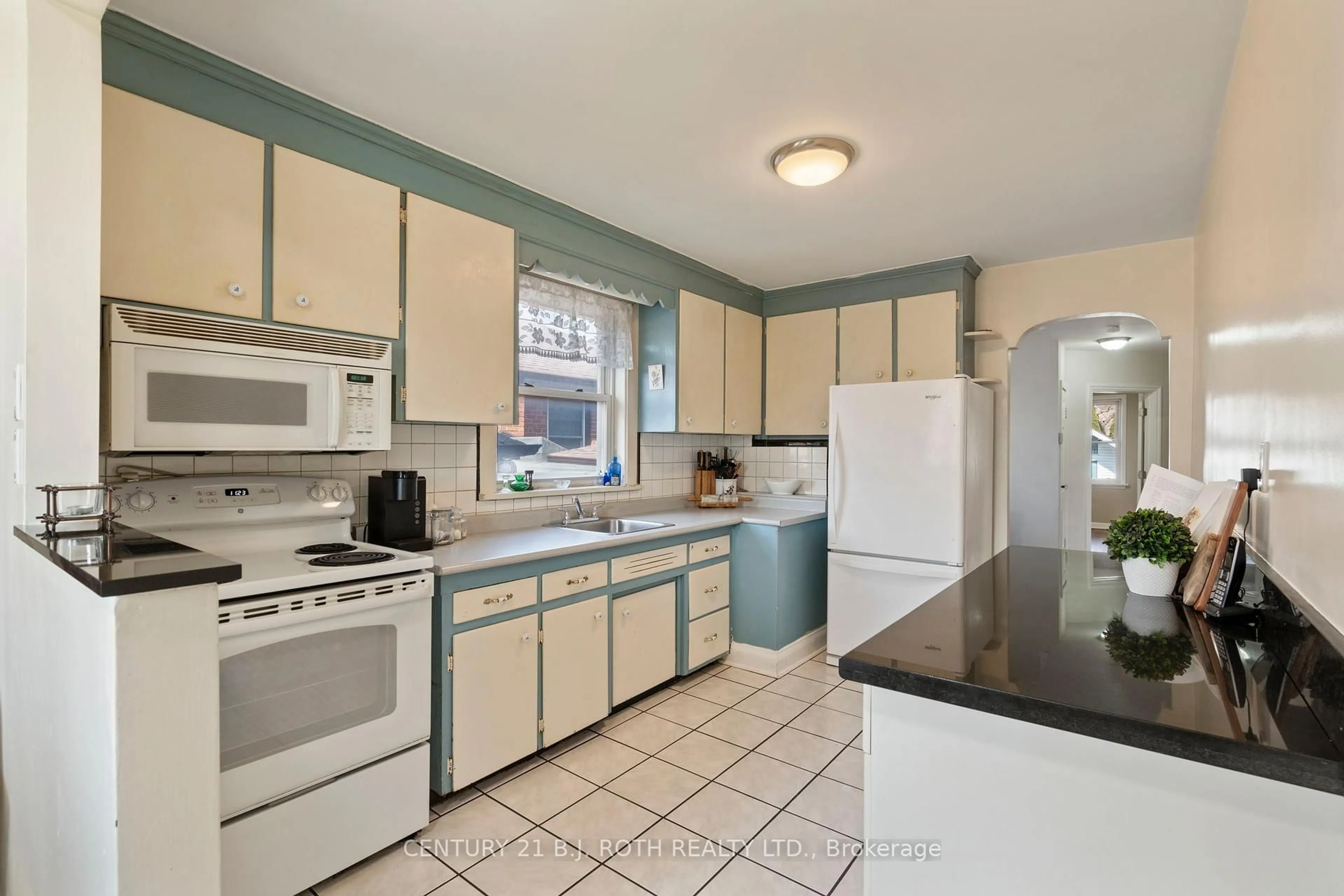 Standard kitchen, ceramic/tile floor for 68 Maywood Park, Toronto Ontario M1K 2H2