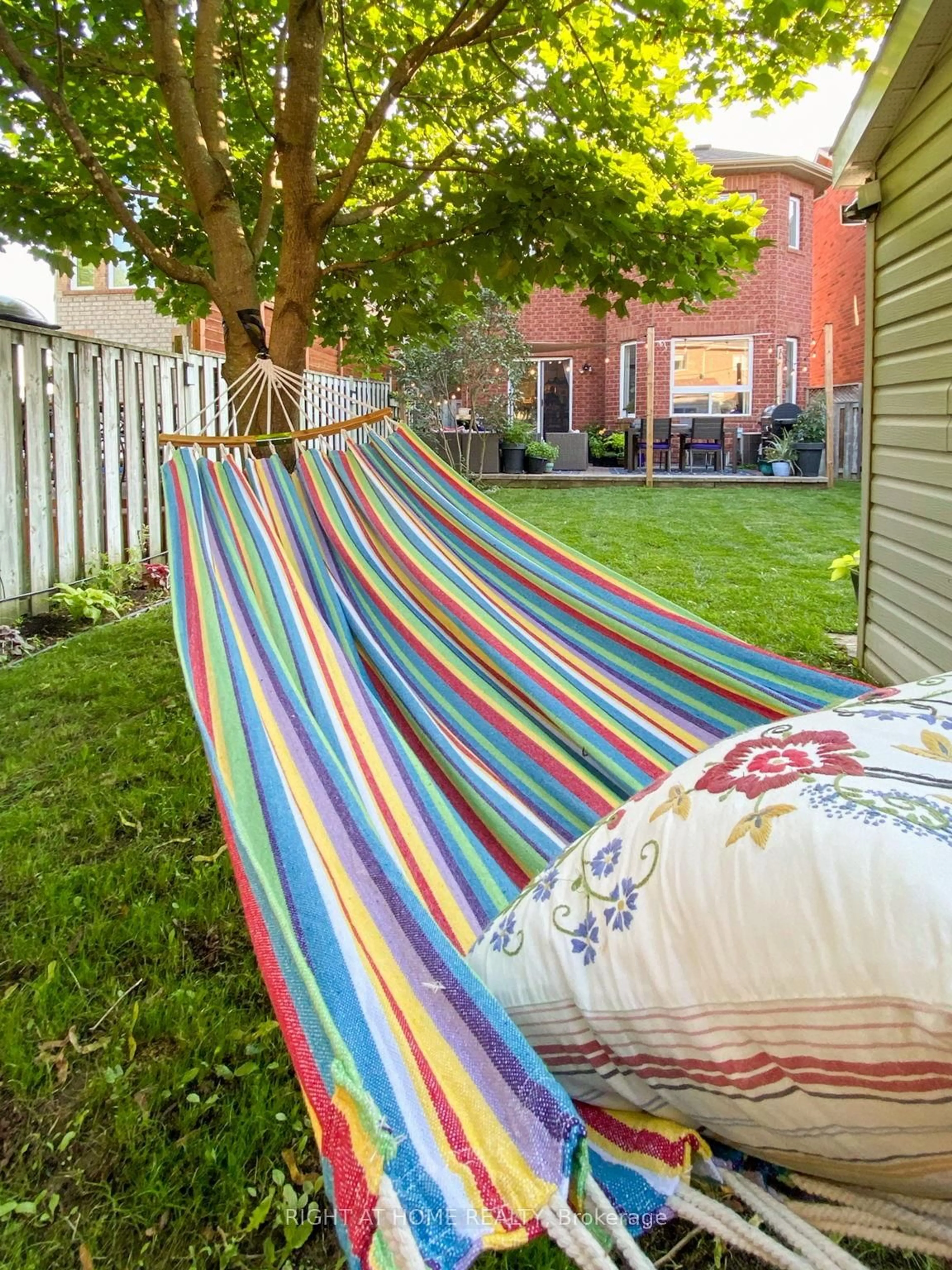 Patio, street for 107 St Thomas St, Whitby Ontario L1M 1G3