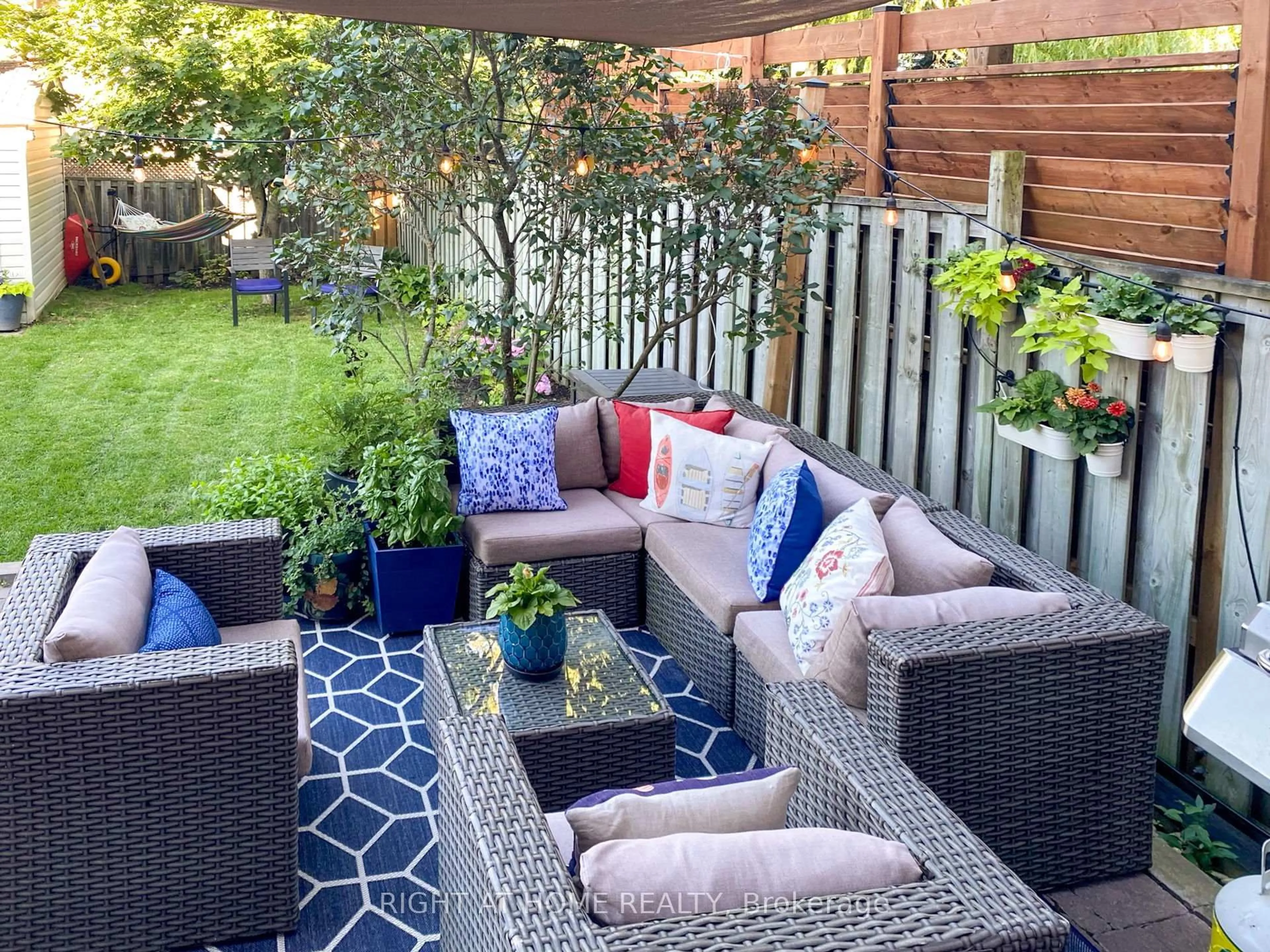 Patio, street for 107 St Thomas St, Whitby Ontario L1M 1G3
