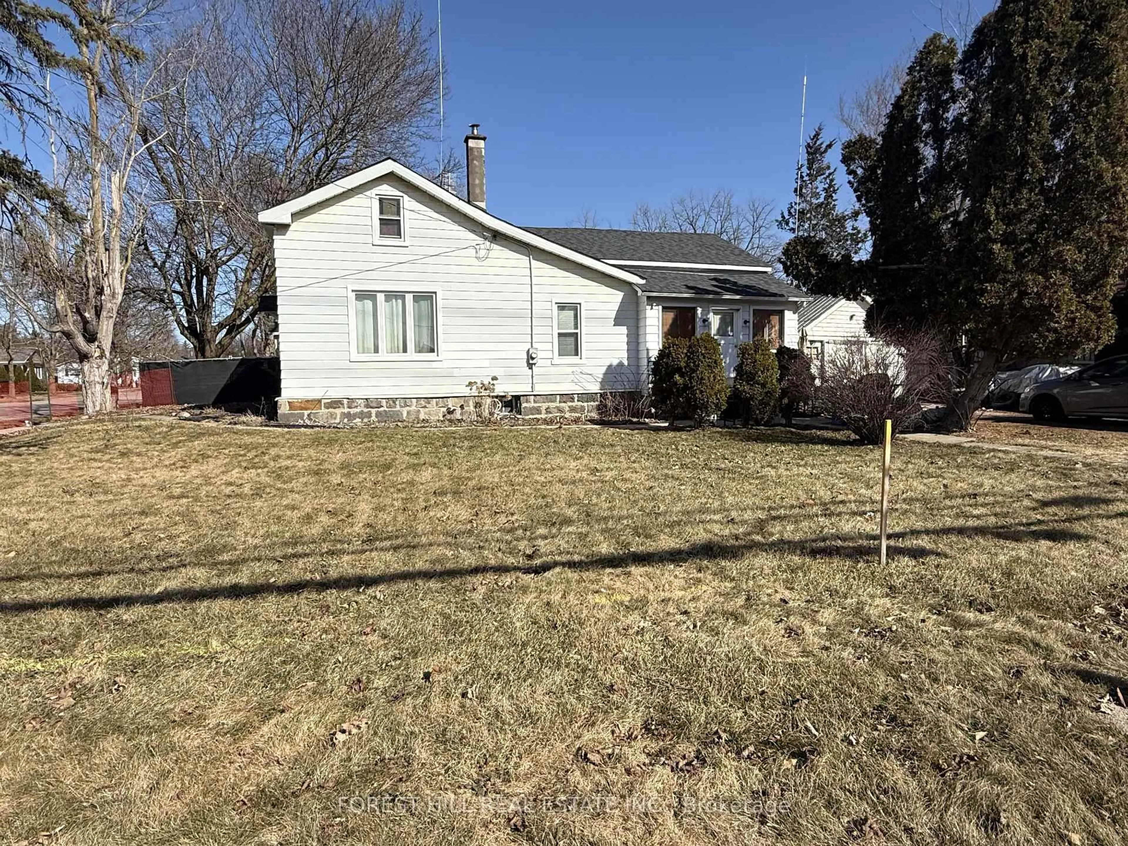 A pic from outside/outdoor area/front of a property/back of a property/a pic from drone, street for 1 Queen St, Whitby Ontario L1M 1C5