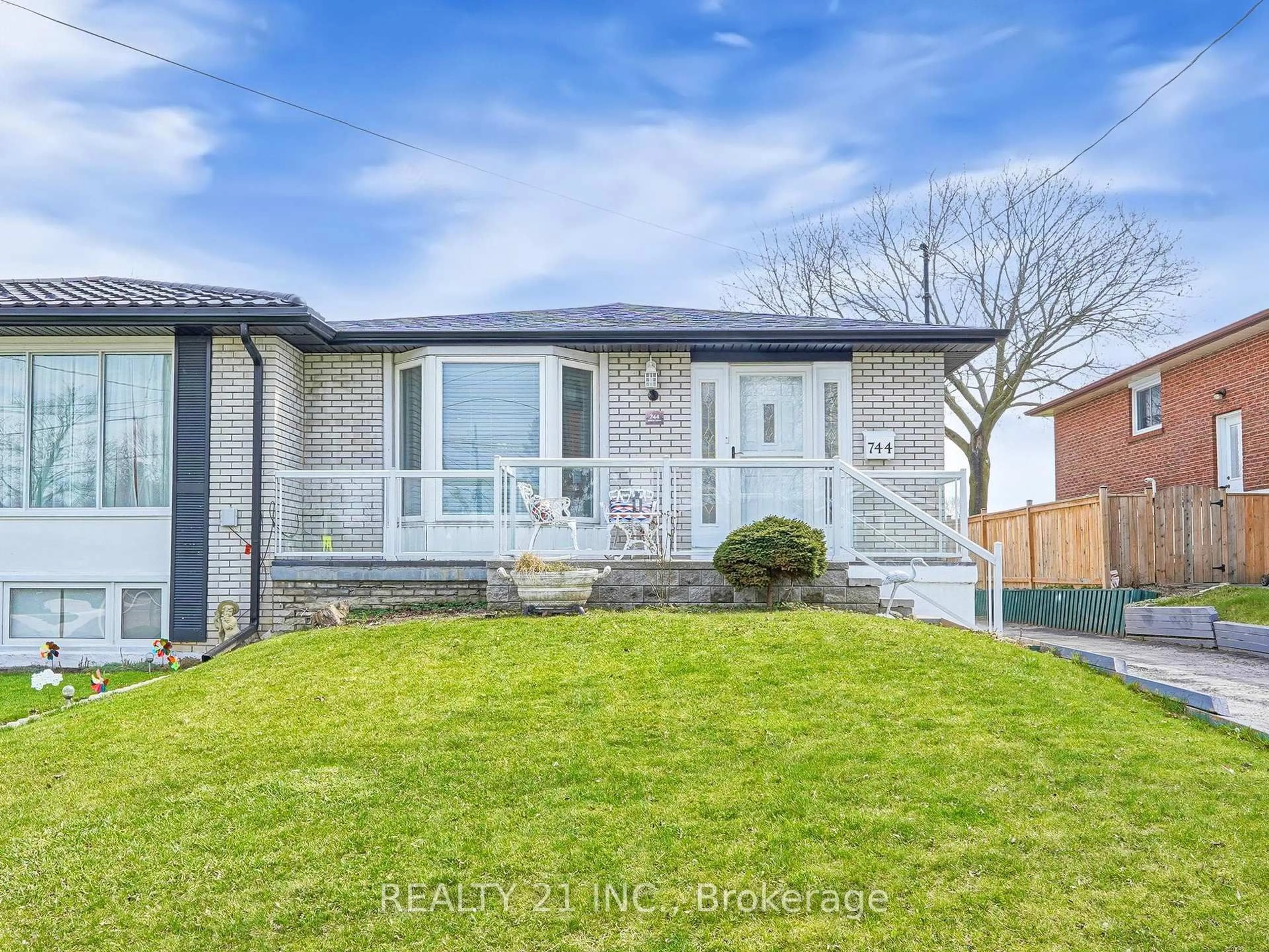A pic from outside/outdoor area/front of a property/back of a property/a pic from drone, street for 744 Breezy Dr, Pickering Ontario L1W 2X7