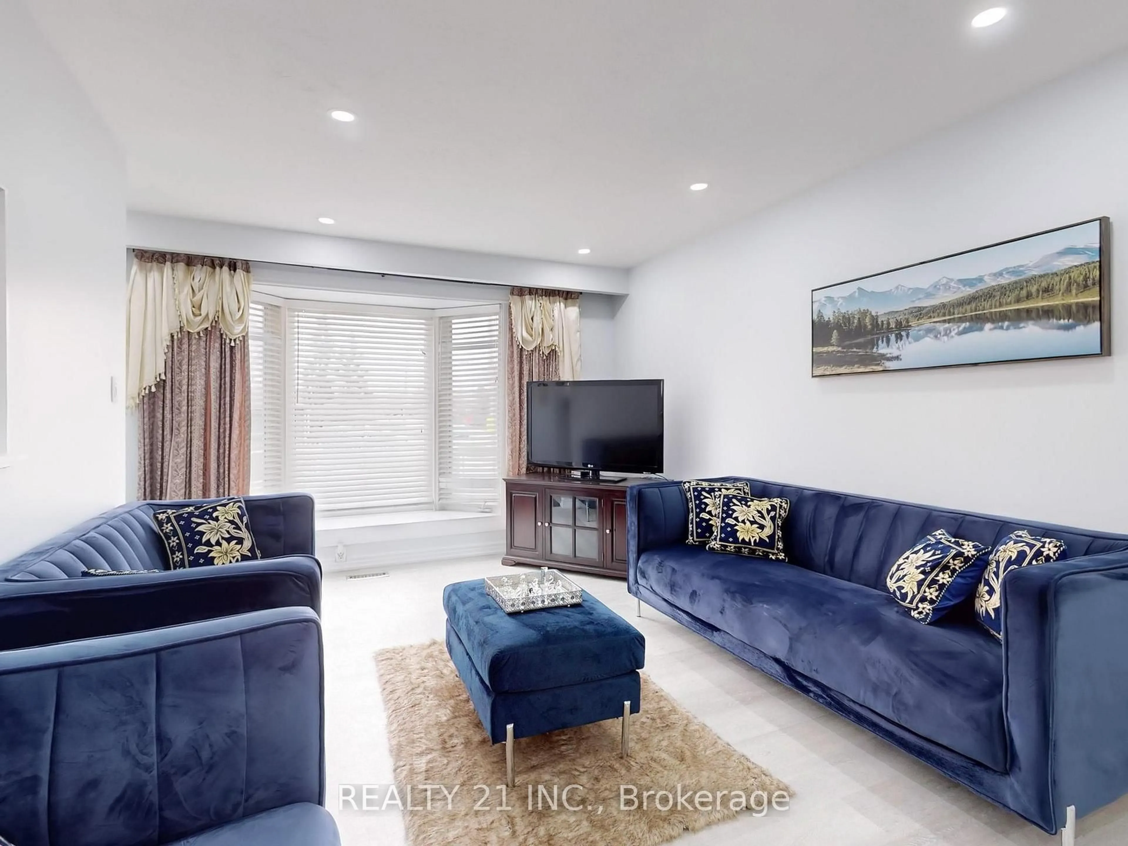 Living room with furniture, unknown for 744 Breezy Dr, Pickering Ontario L1W 2X7
