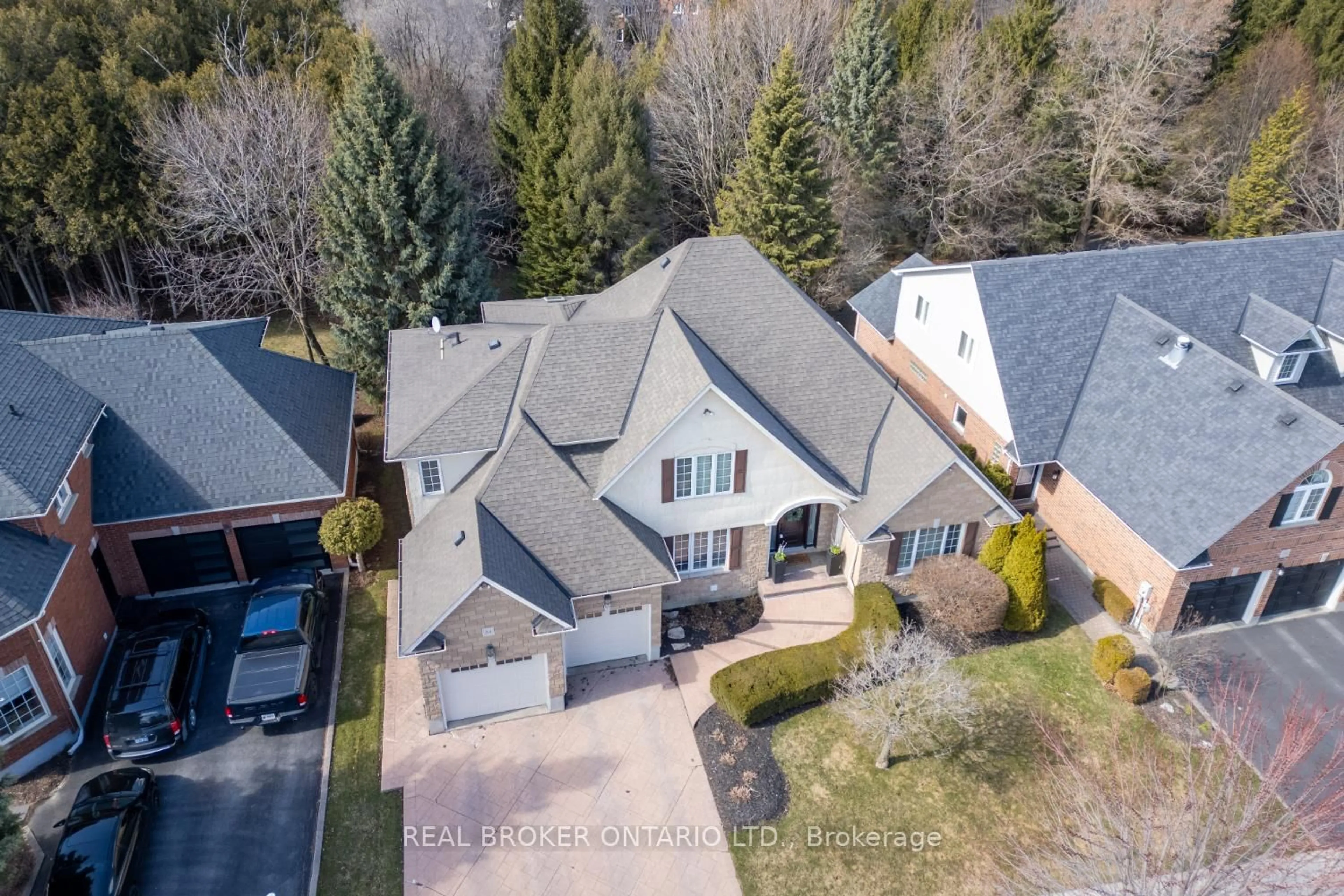 A pic from outside/outdoor area/front of a property/back of a property/a pic from drone, street for 24 Worthington Dr, Clarington Ontario L1E 3A4