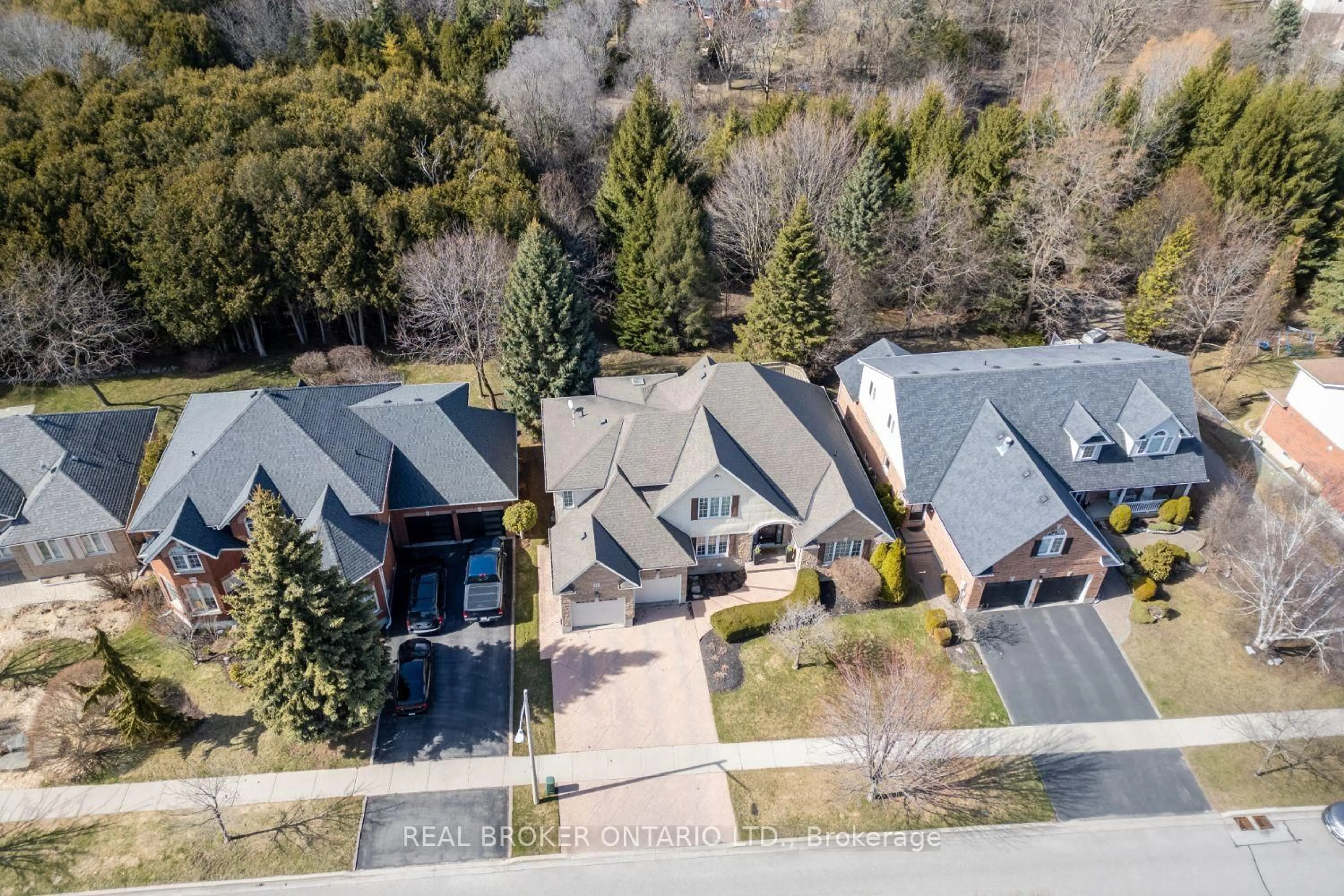 A pic from outside/outdoor area/front of a property/back of a property/a pic from drone, street for 24 Worthington Dr, Clarington Ontario L1E 3A4
