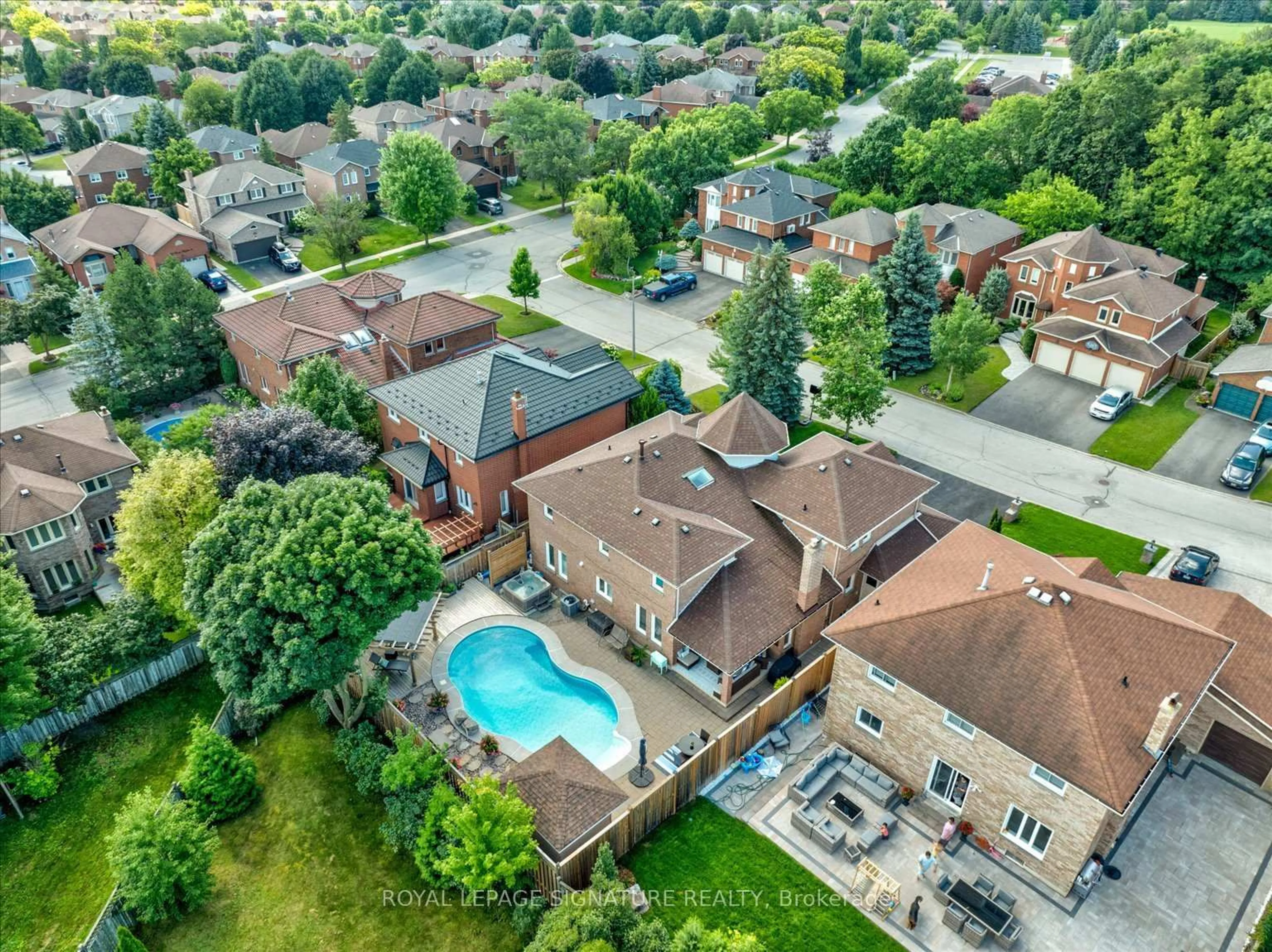 A pic from outside/outdoor area/front of a property/back of a property/a pic from drone, street for 6 Mapleglen Crt, Whitby Ontario L1R 1T7