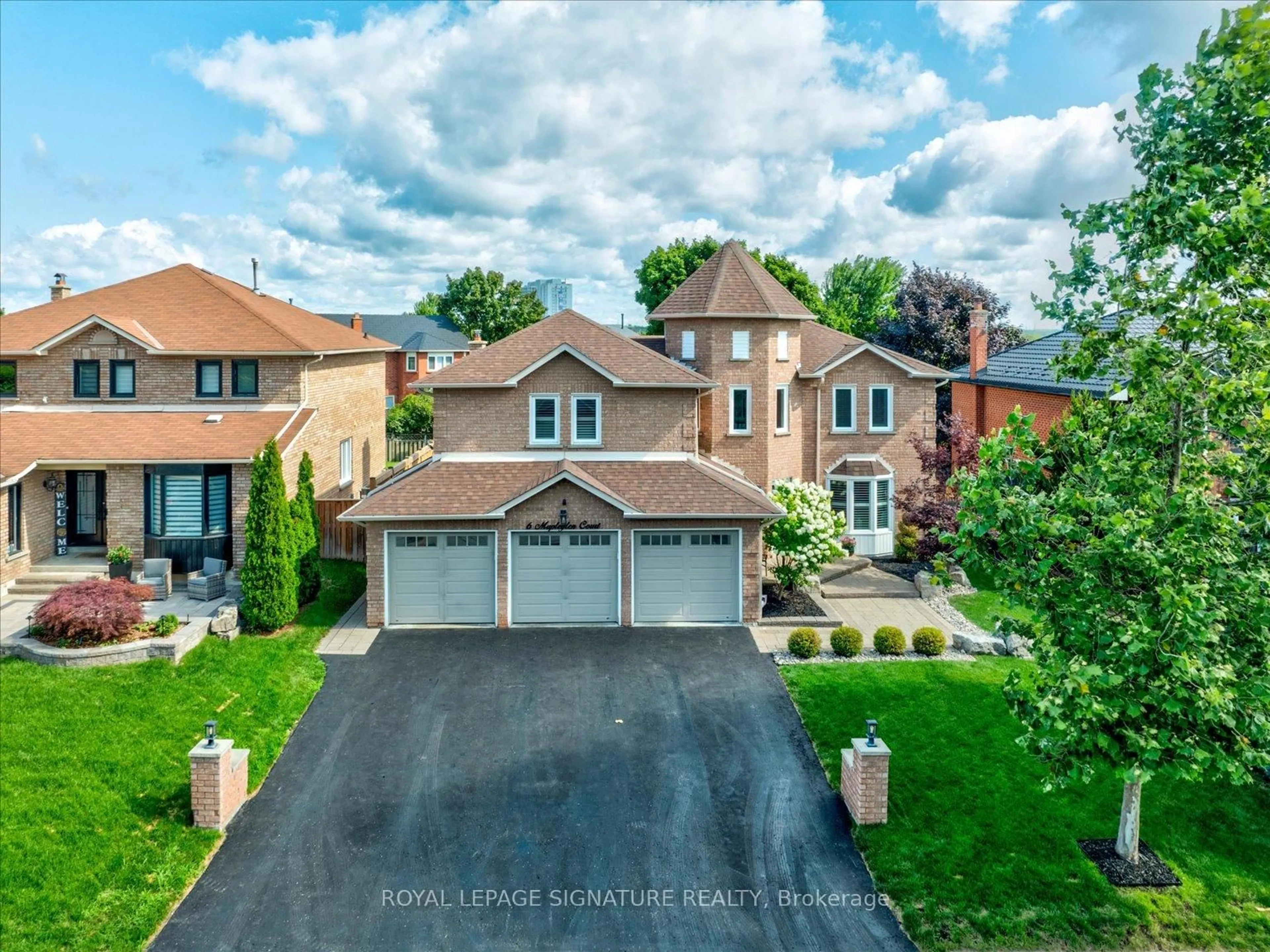 A pic from outside/outdoor area/front of a property/back of a property/a pic from drone, street for 6 Mapleglen Crt, Whitby Ontario L1R 1T7