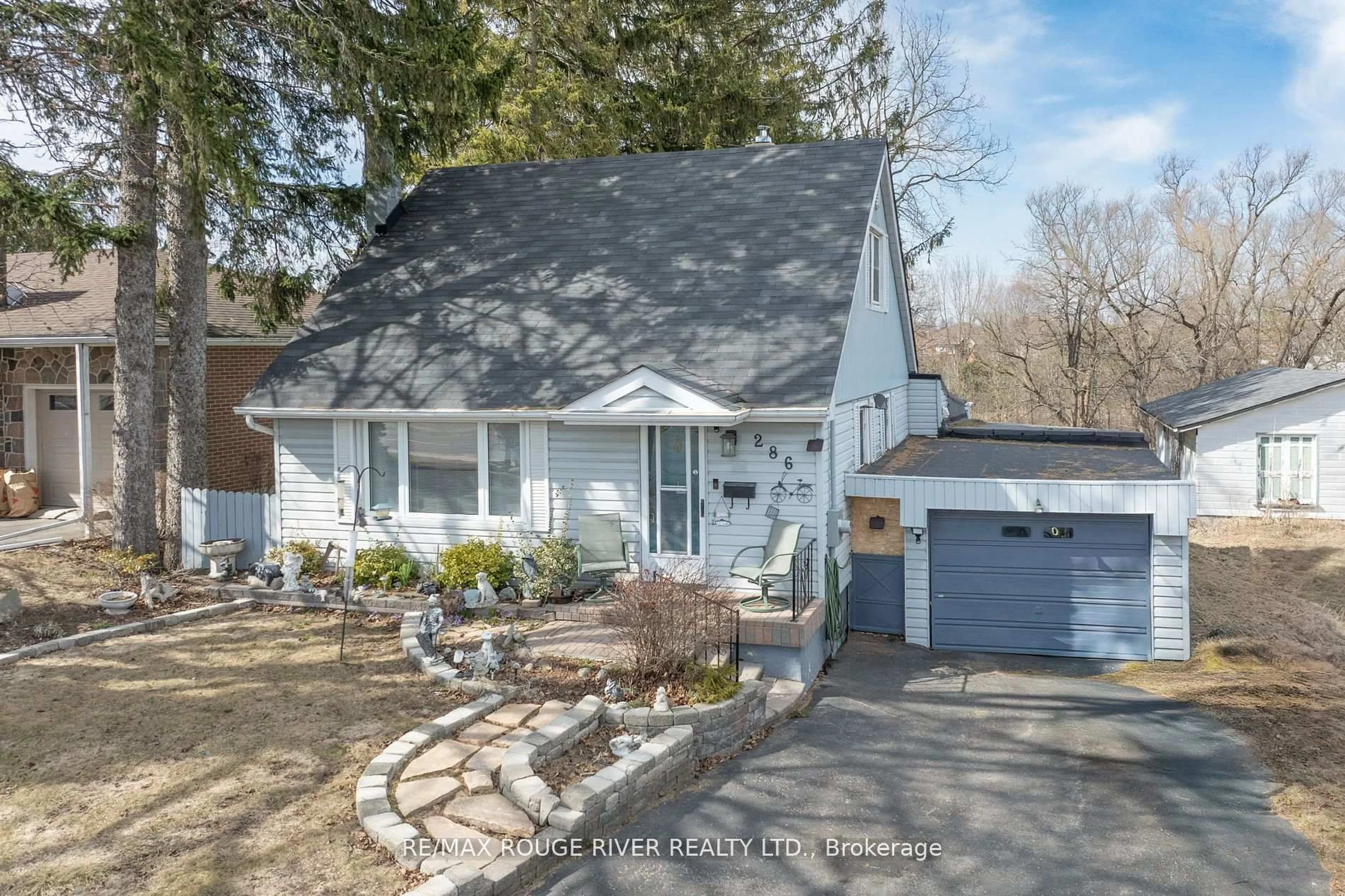 Home with vinyl exterior material, street for 286 King St, Clarington Ontario L1C 1P9