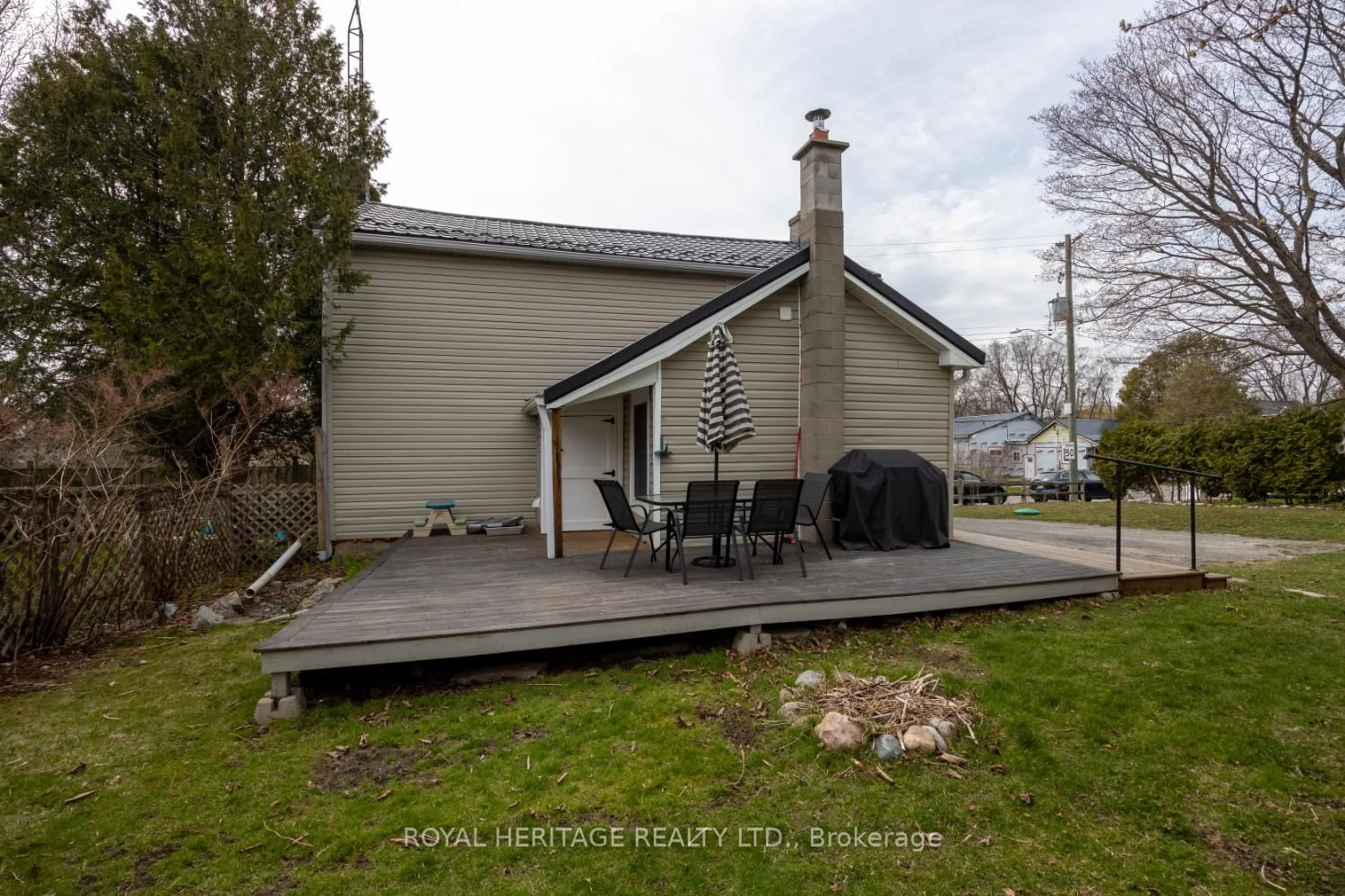 Patio, street for 2017 Newtonville Rd, Clarington Ontario L0A 1J0