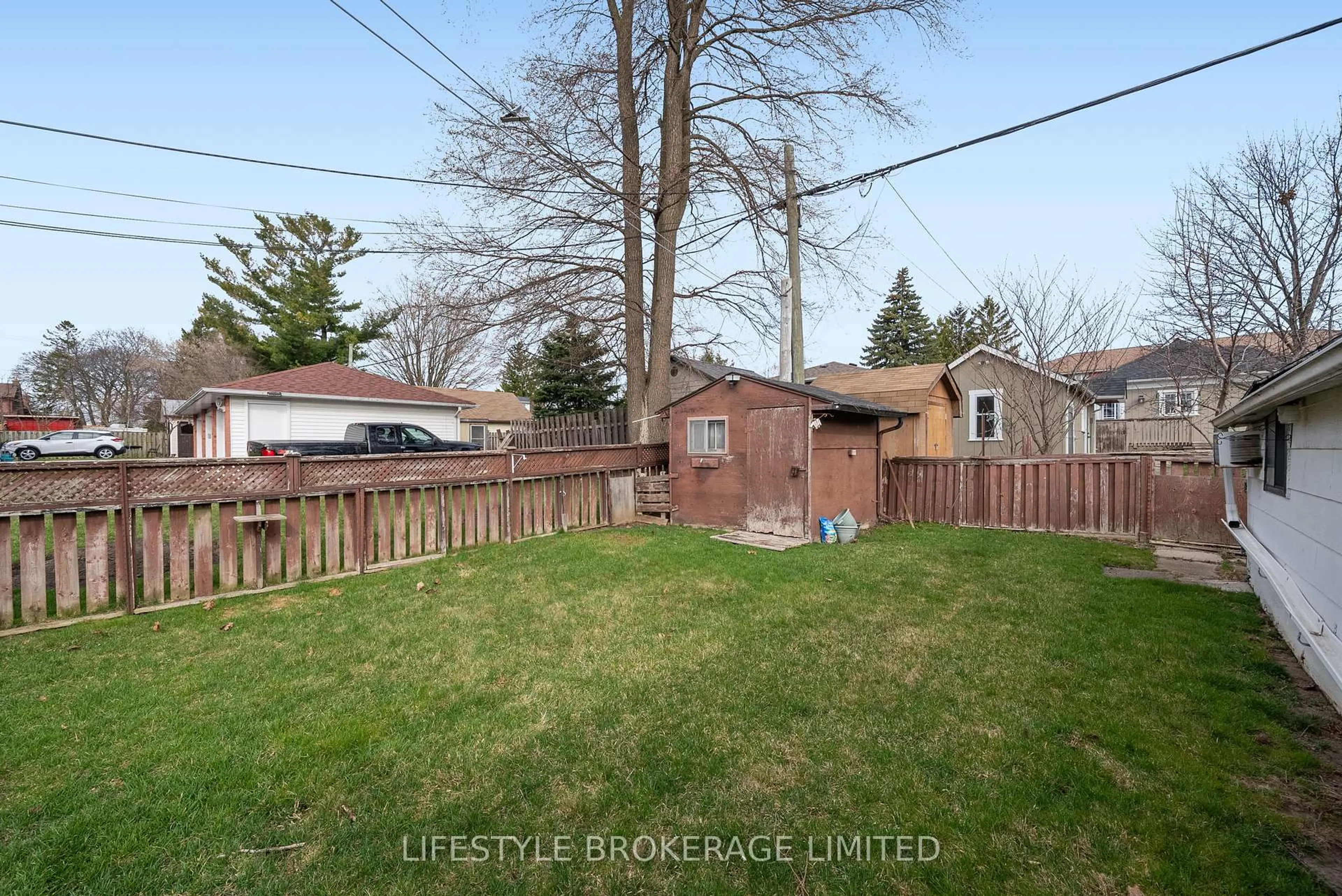 Patio, street for 38 Tecumseh Ave, Oshawa Ontario L1G 3N4