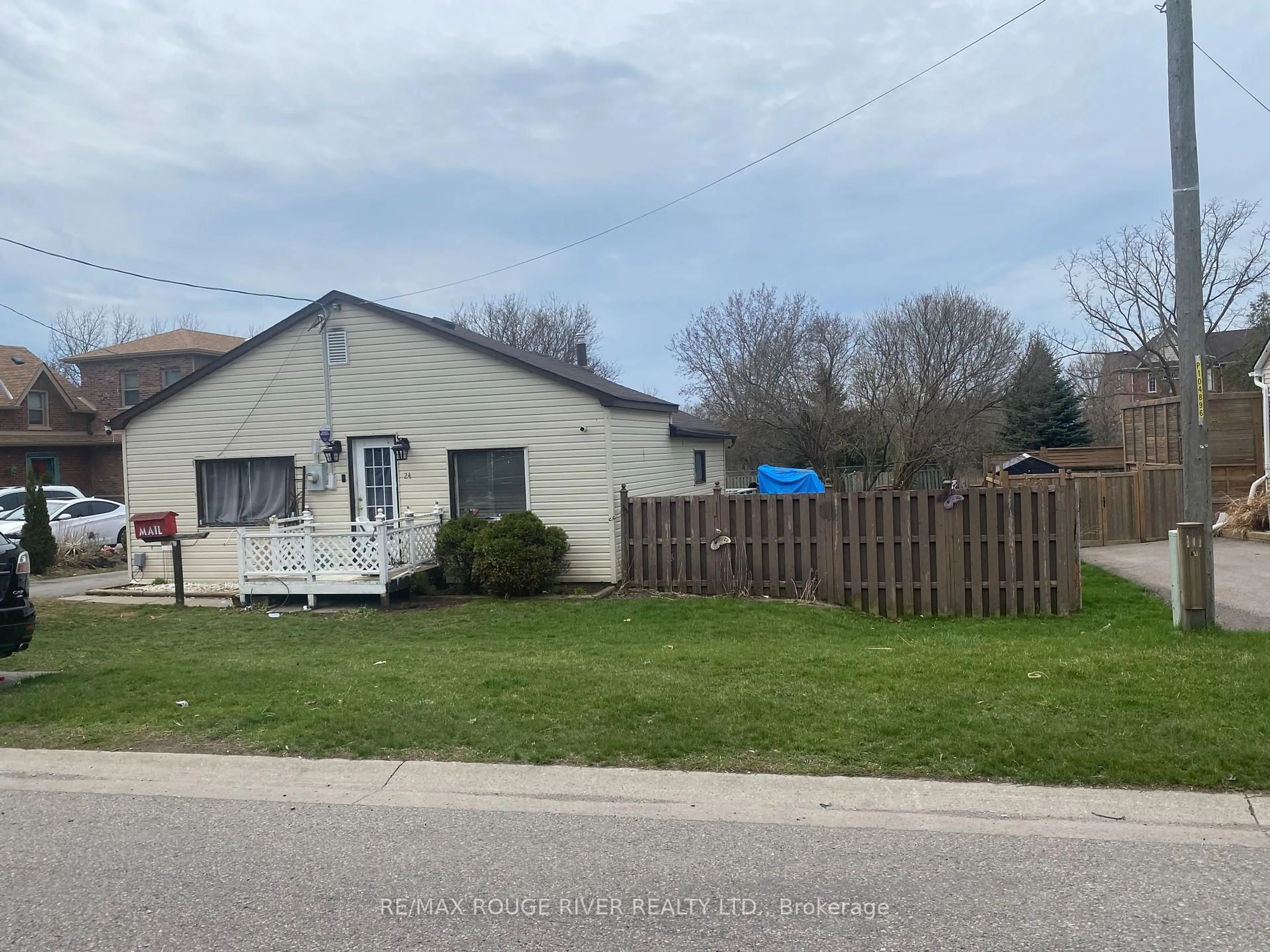 A pic from outside/outdoor area/front of a property/back of a property/a pic from drone, street for 24 Hunt St, Clarington Ontario L1C 2W7