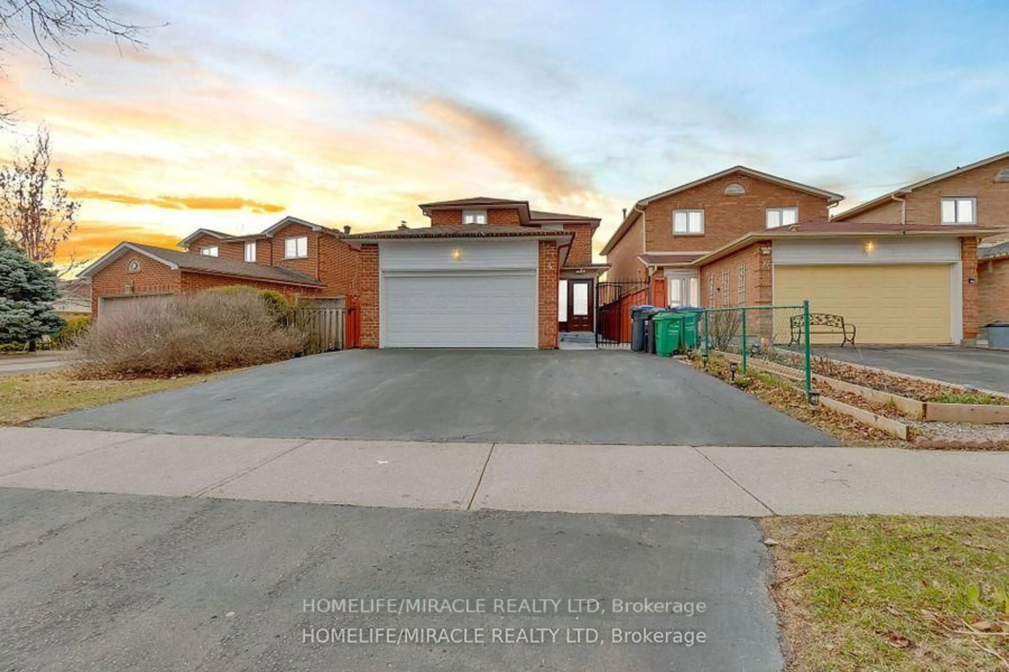 A pic from outside/outdoor area/front of a property/back of a property/a pic from drone, street for 87 harmony Rd, Oshawa Ontario L1H 6T2