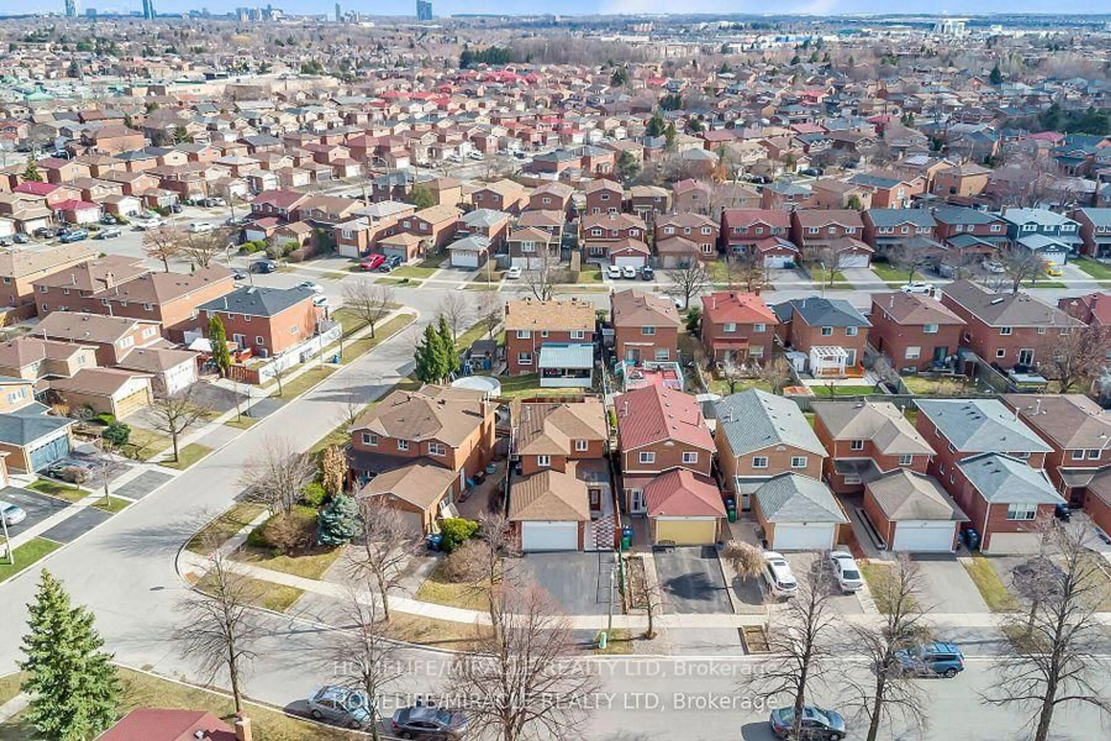 A pic from outside/outdoor area/front of a property/back of a property/a pic from drone, street for 87 harmony Rd, Oshawa Ontario L1H 6T2