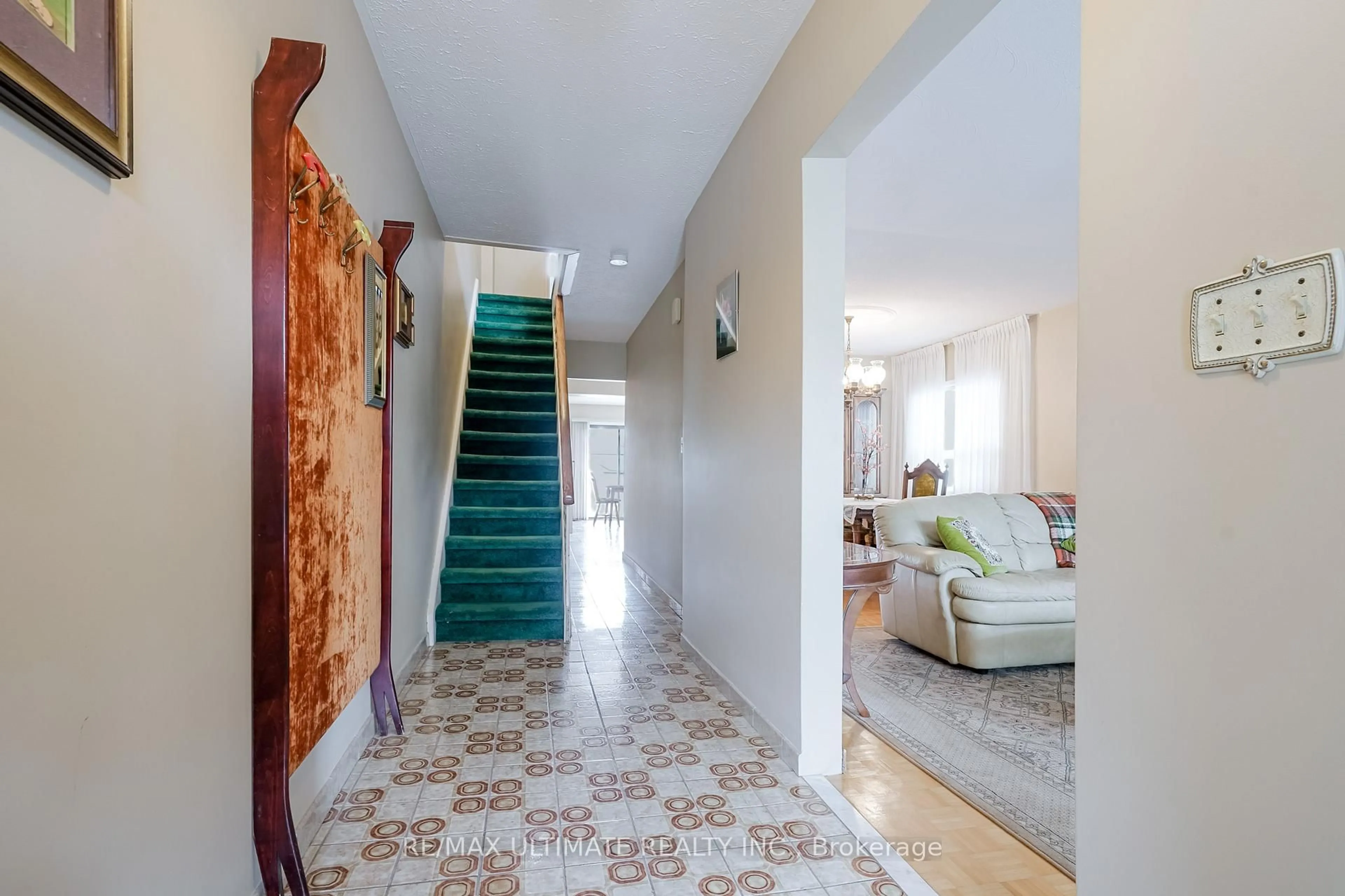 Indoor foyer for 8 Doncaster Ave, Toronto Ontario M4C 1Y5