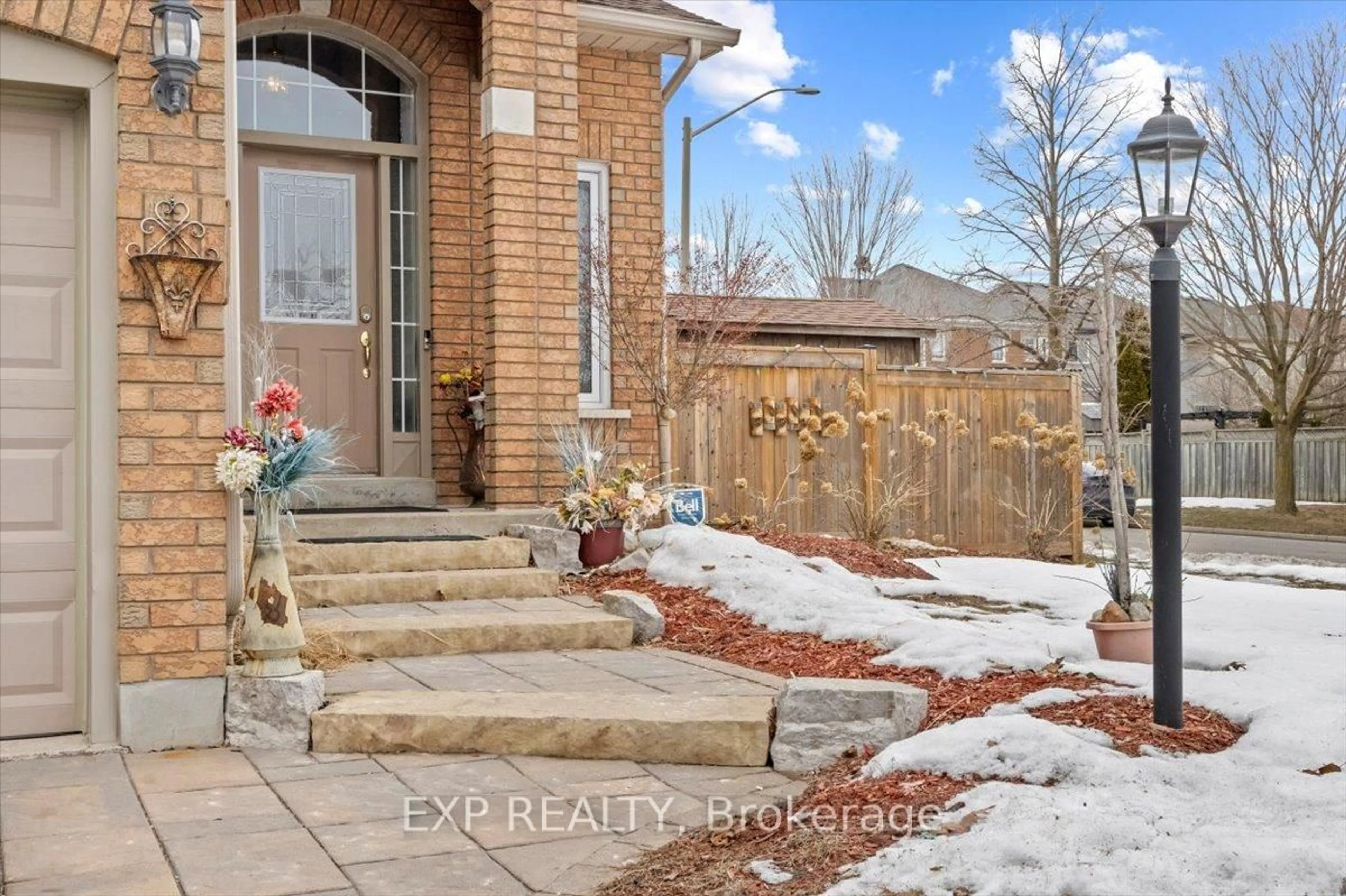 Indoor entryway for 16 Goodwin Ave, Clarington Ontario L1C 4Z4