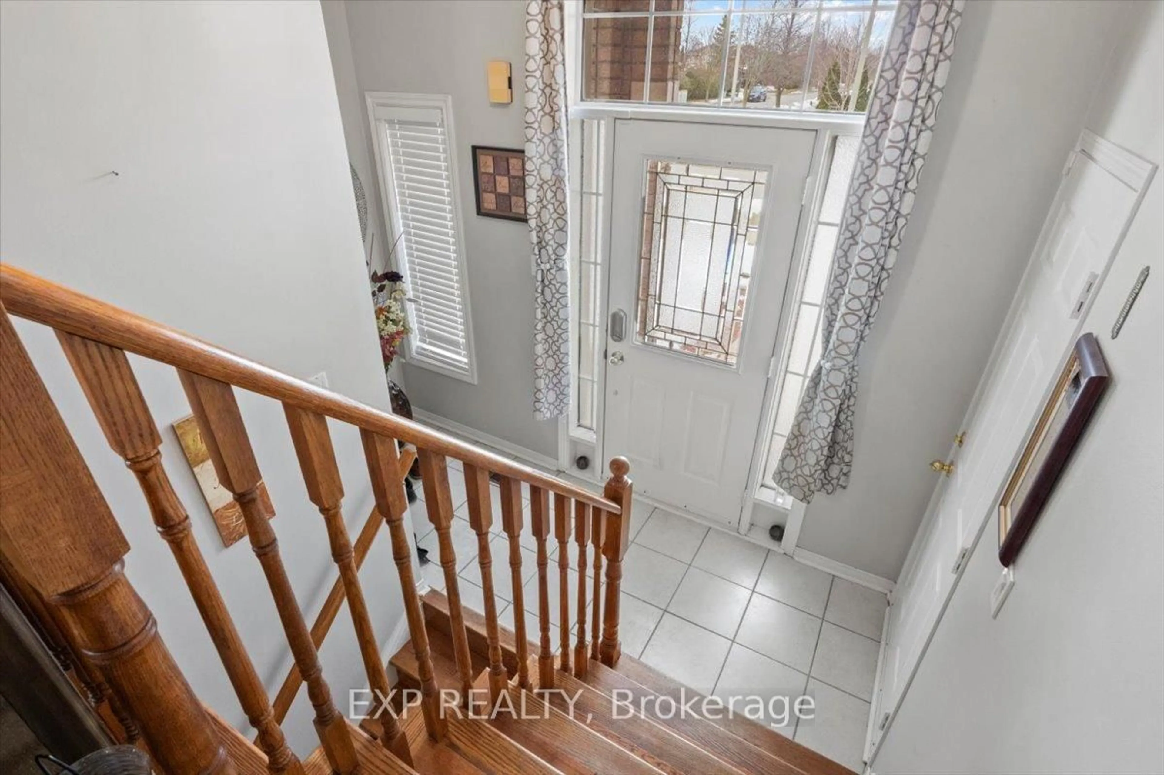 Indoor entryway for 16 Goodwin Ave, Clarington Ontario L1C 4Z4