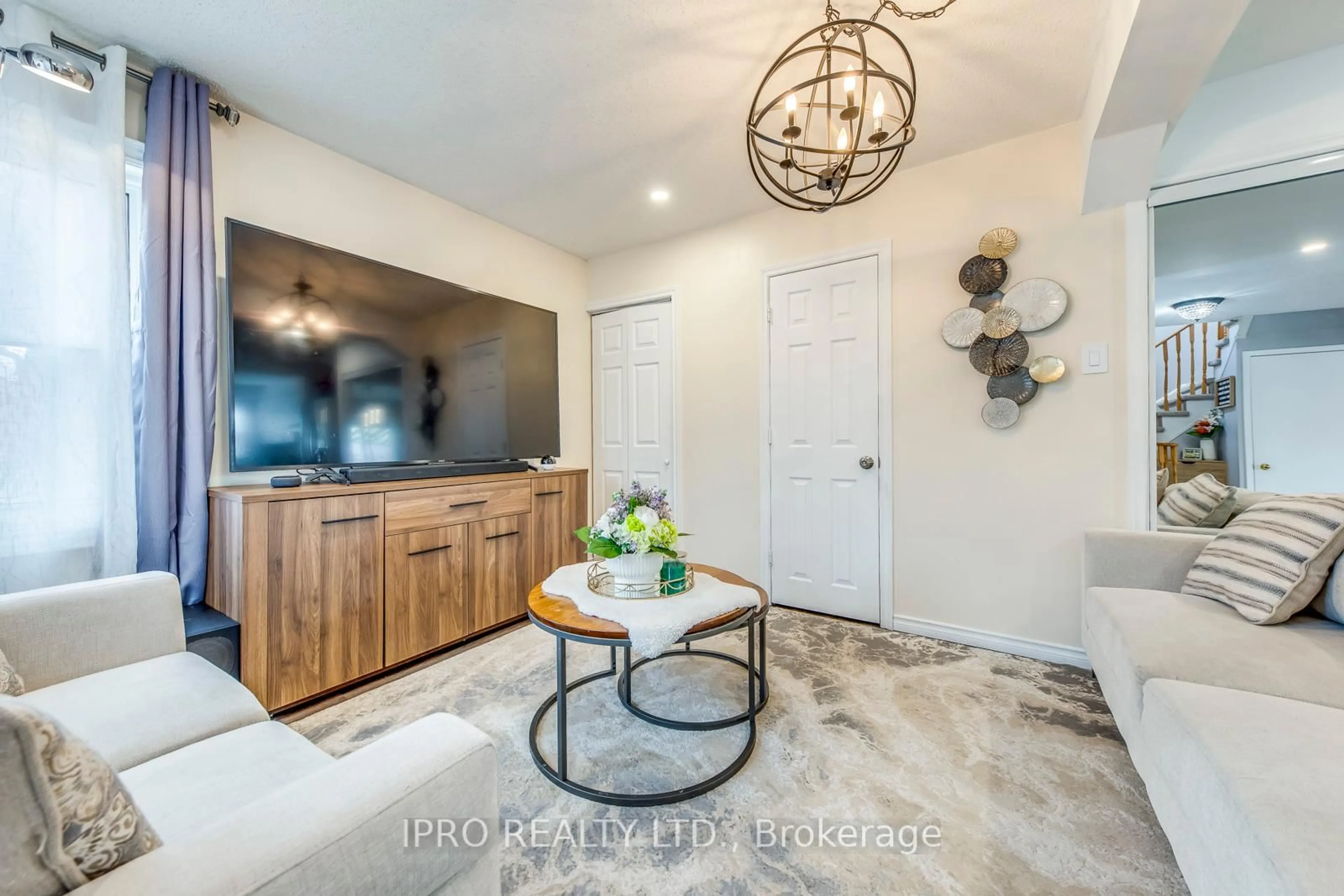 Indoor entryway for 78 Sable Cres, Whitby Ontario L1R 1Y6