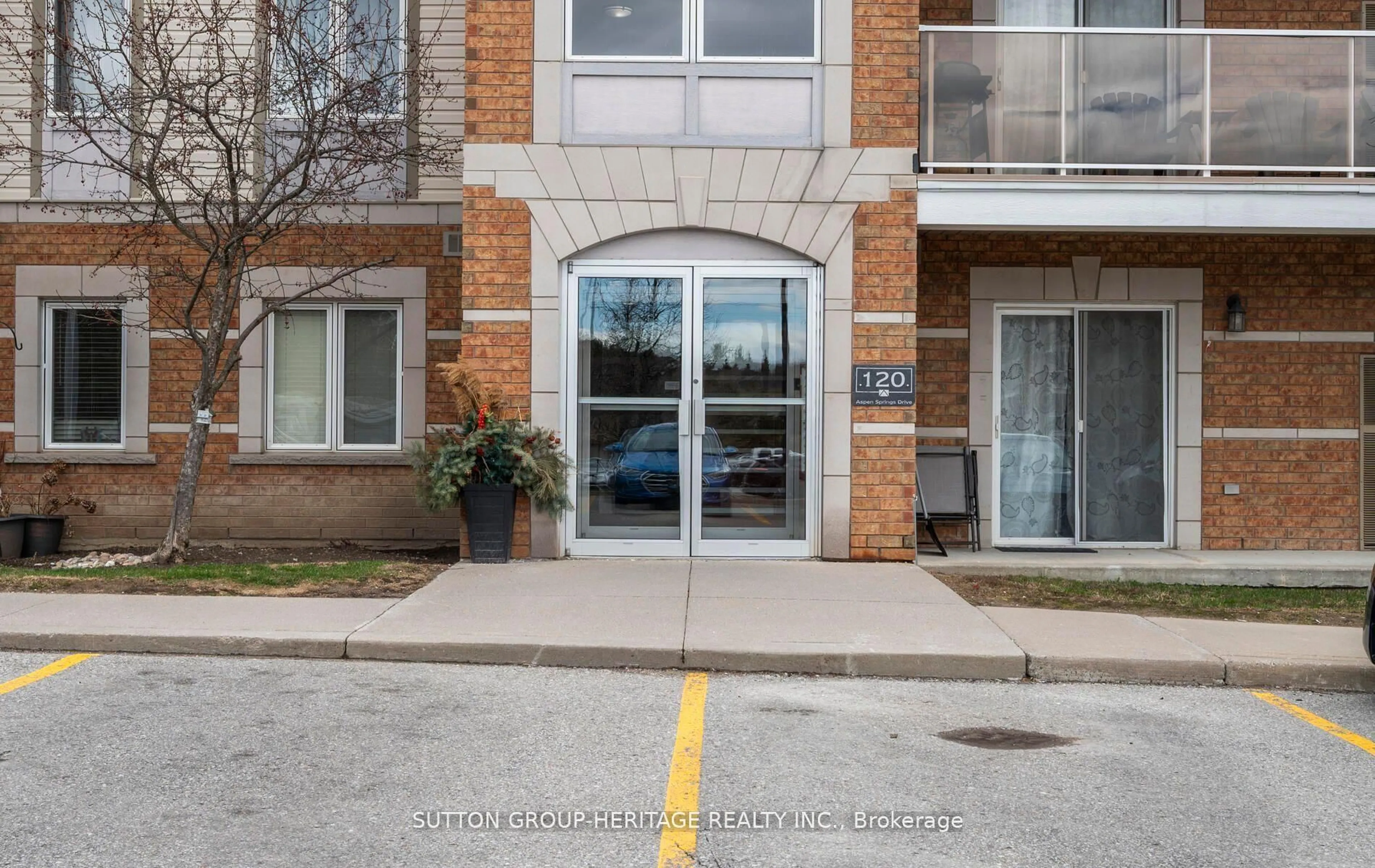 Indoor entryway for 120 Aspen Springs Dr #308, Clarington Ontario L1C 0G7