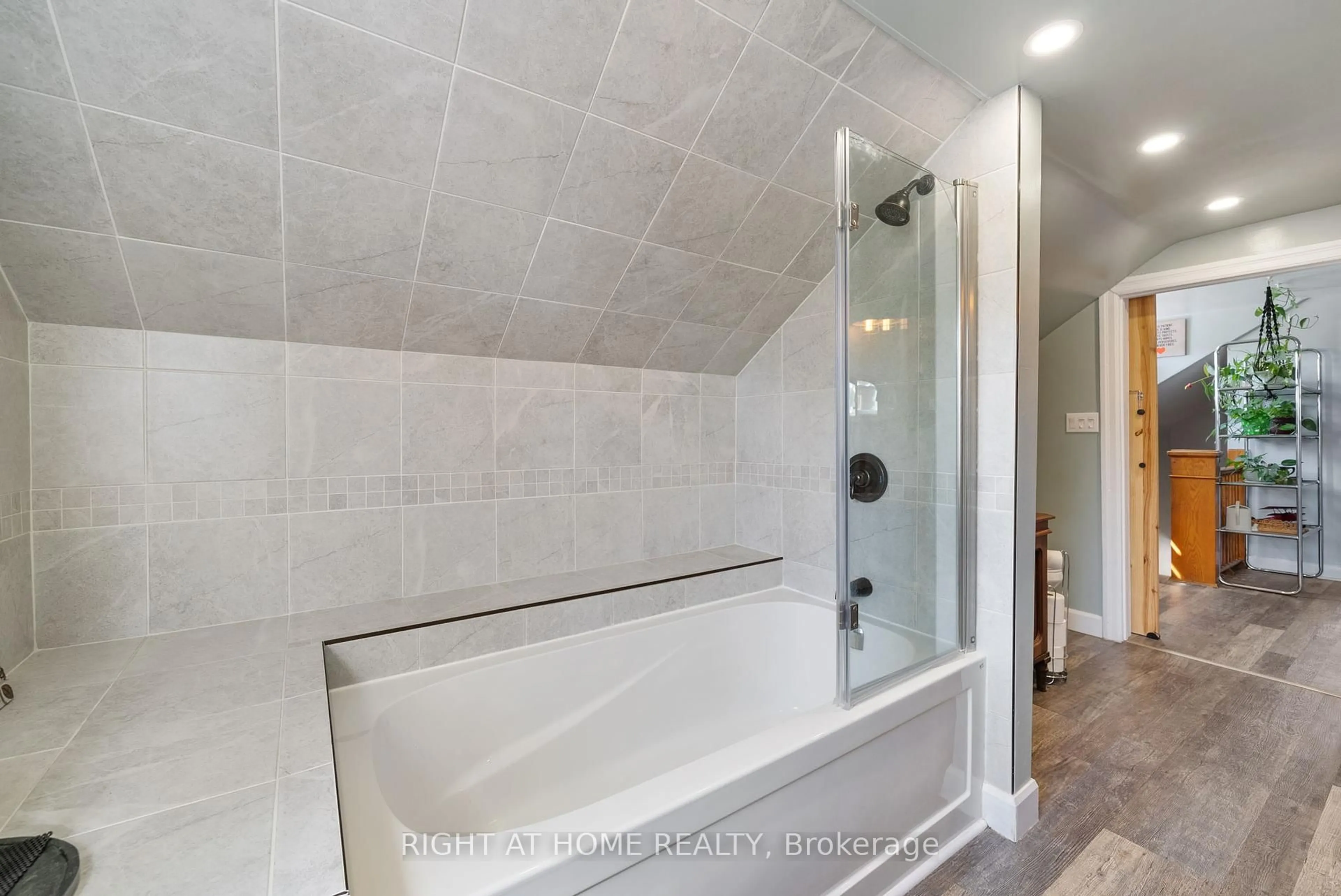 Contemporary bathroom, ceramic/tile floor for 739 Albert St, Oshawa Ontario L1H 4T7