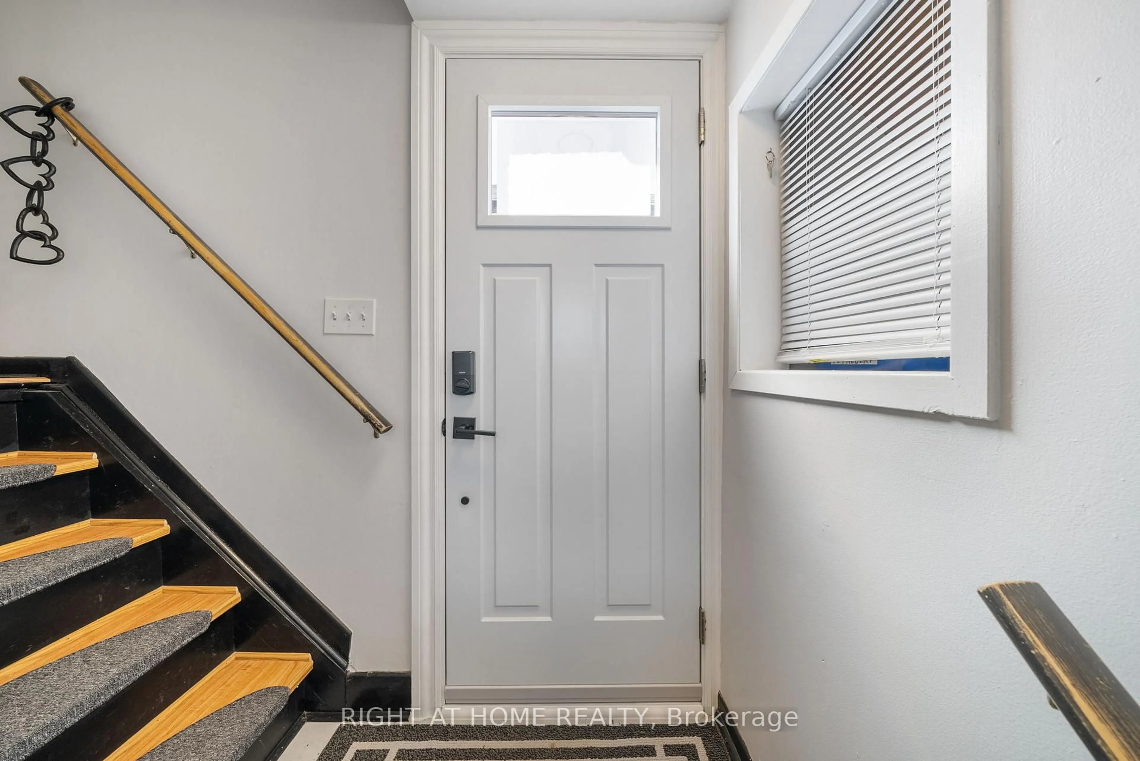 Indoor entryway for 739 Albert St, Oshawa Ontario L1H 4T7