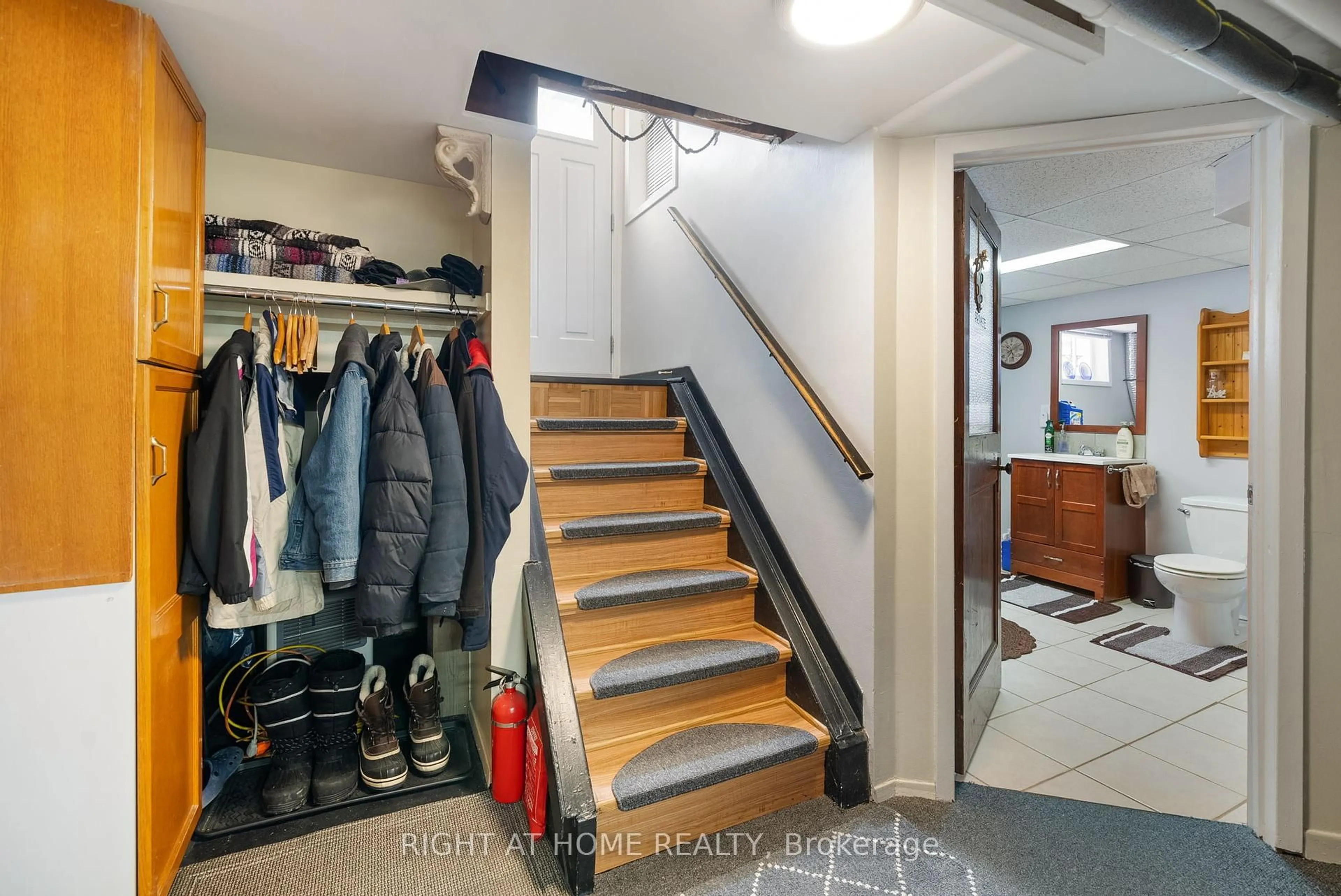 Indoor entryway for 739 Albert St, Oshawa Ontario L1H 4T7