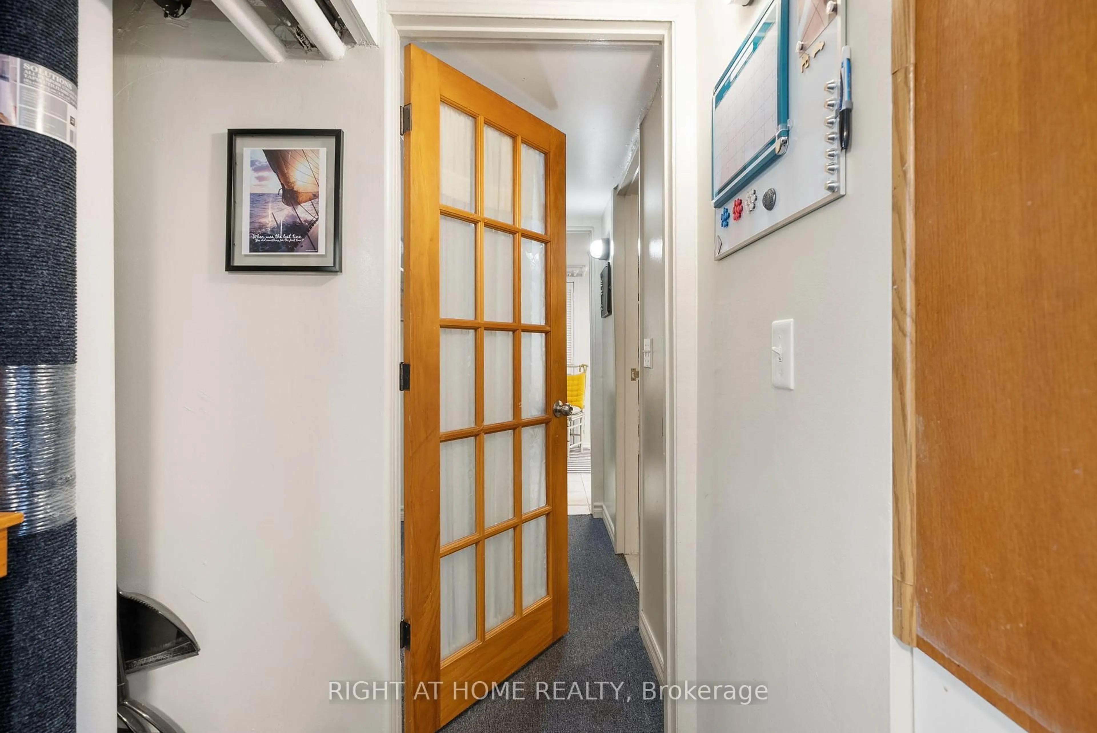 Indoor entryway for 739 Albert St, Oshawa Ontario L1H 4T7