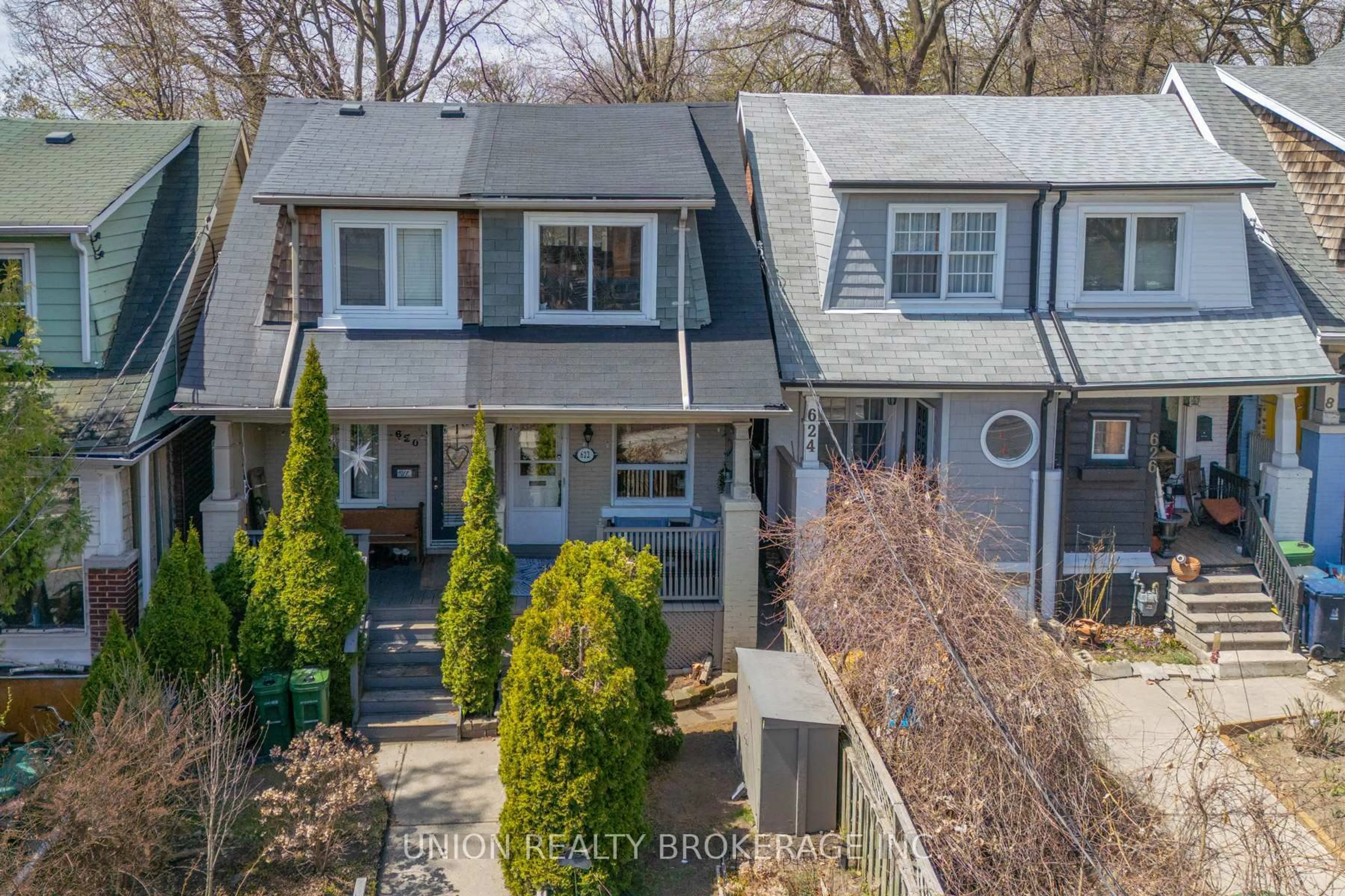 A pic from outside/outdoor area/front of a property/back of a property/a pic from drone, street for 622 Woodbine Ave, Toronto Ontario M4E 2J1