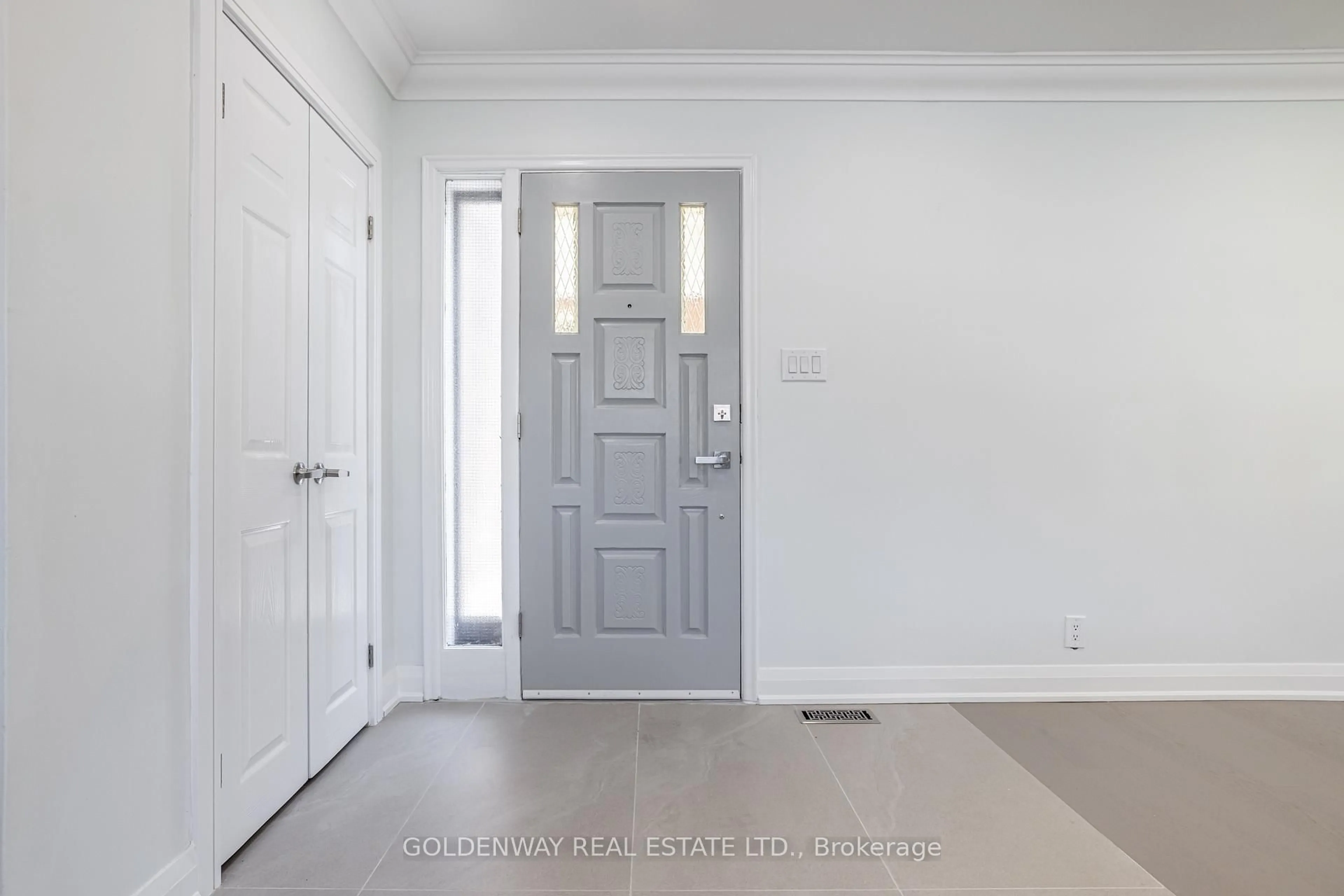 Indoor entryway for 30 Mendip Cres, Toronto Ontario M1P 1Y4
