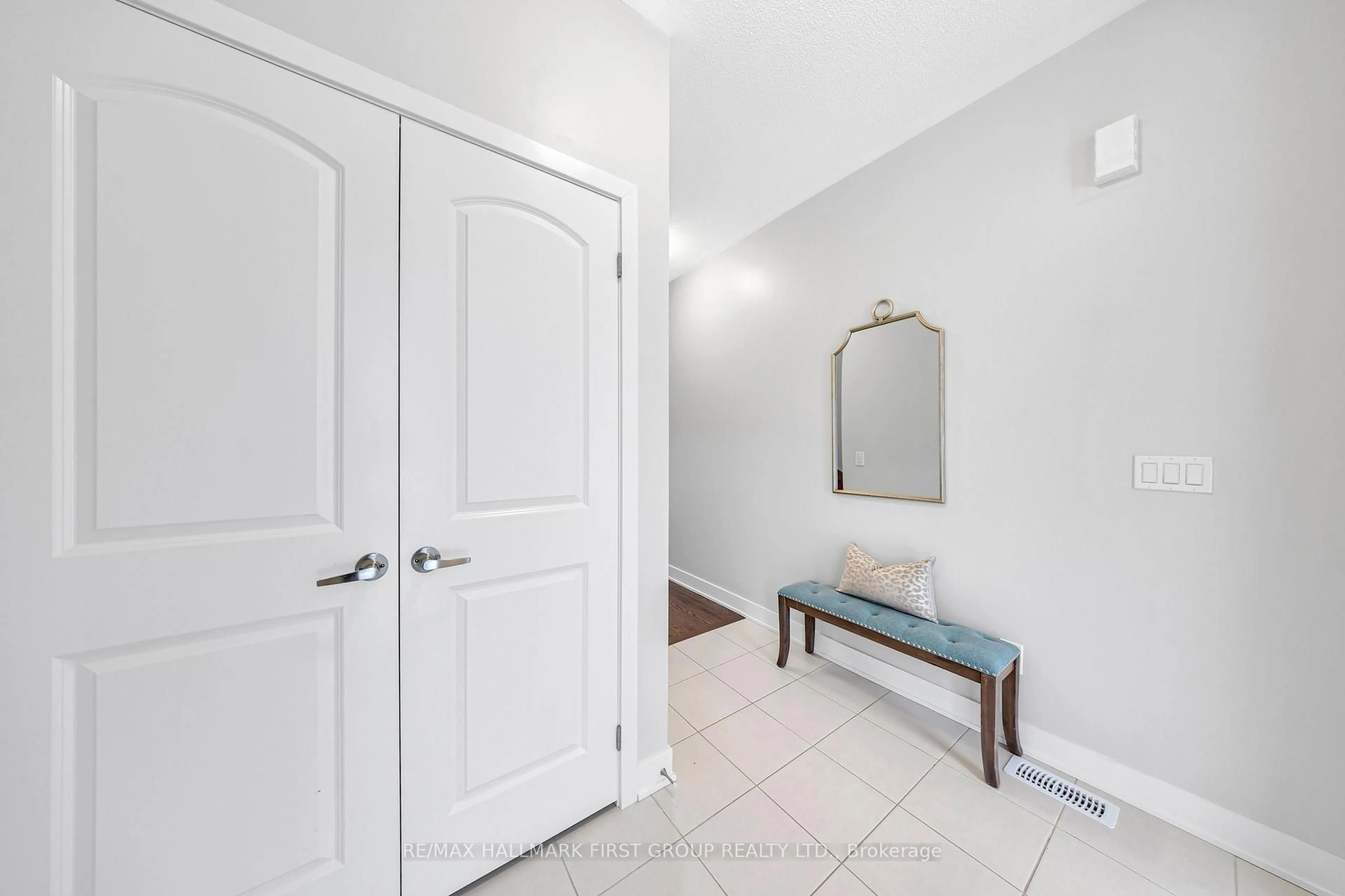 Indoor entryway for 1023 Dyas Ave, Oshawa Ontario L1L 0V4