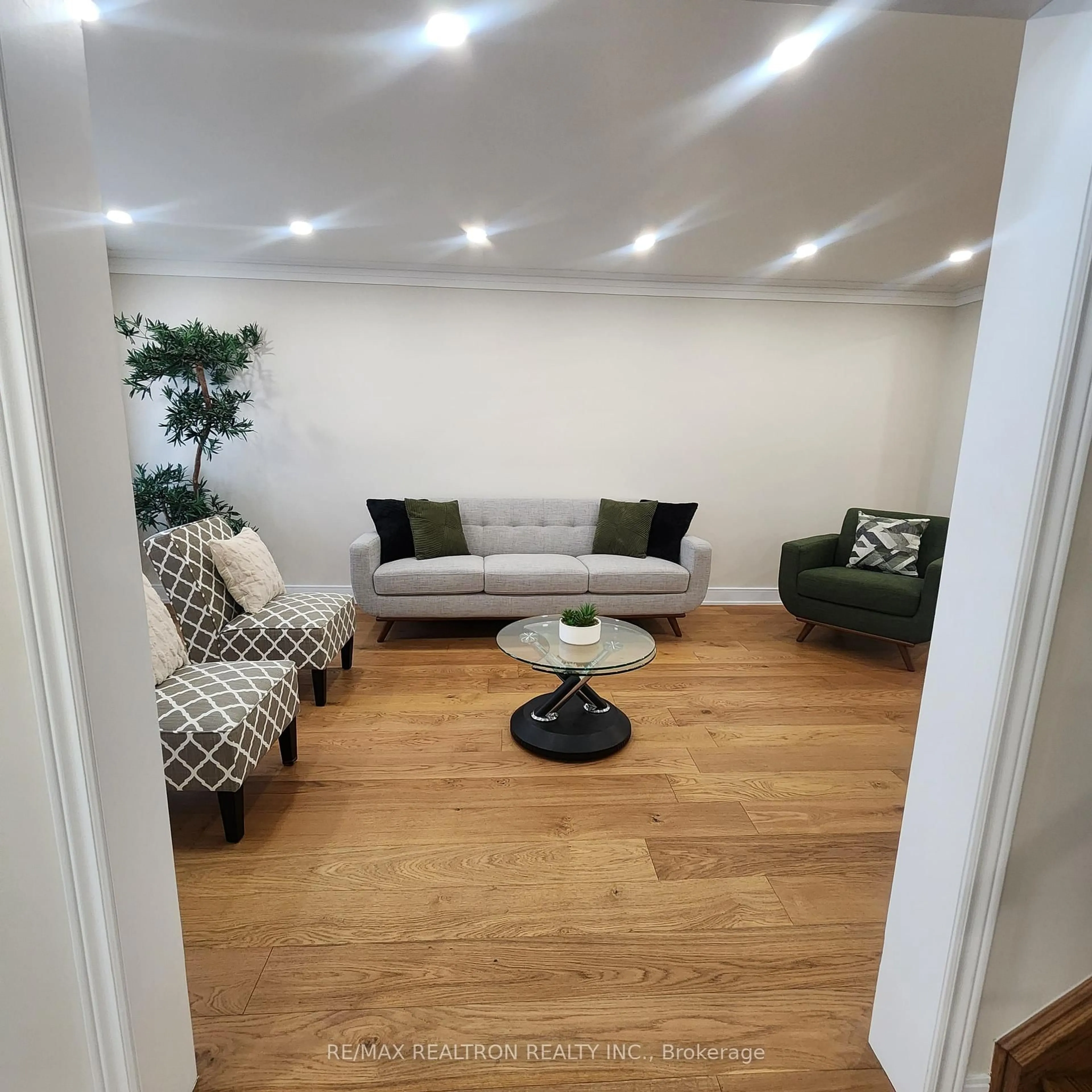 Unknown for 1530 Oakburn St, Pickering Ontario L1V 6N4