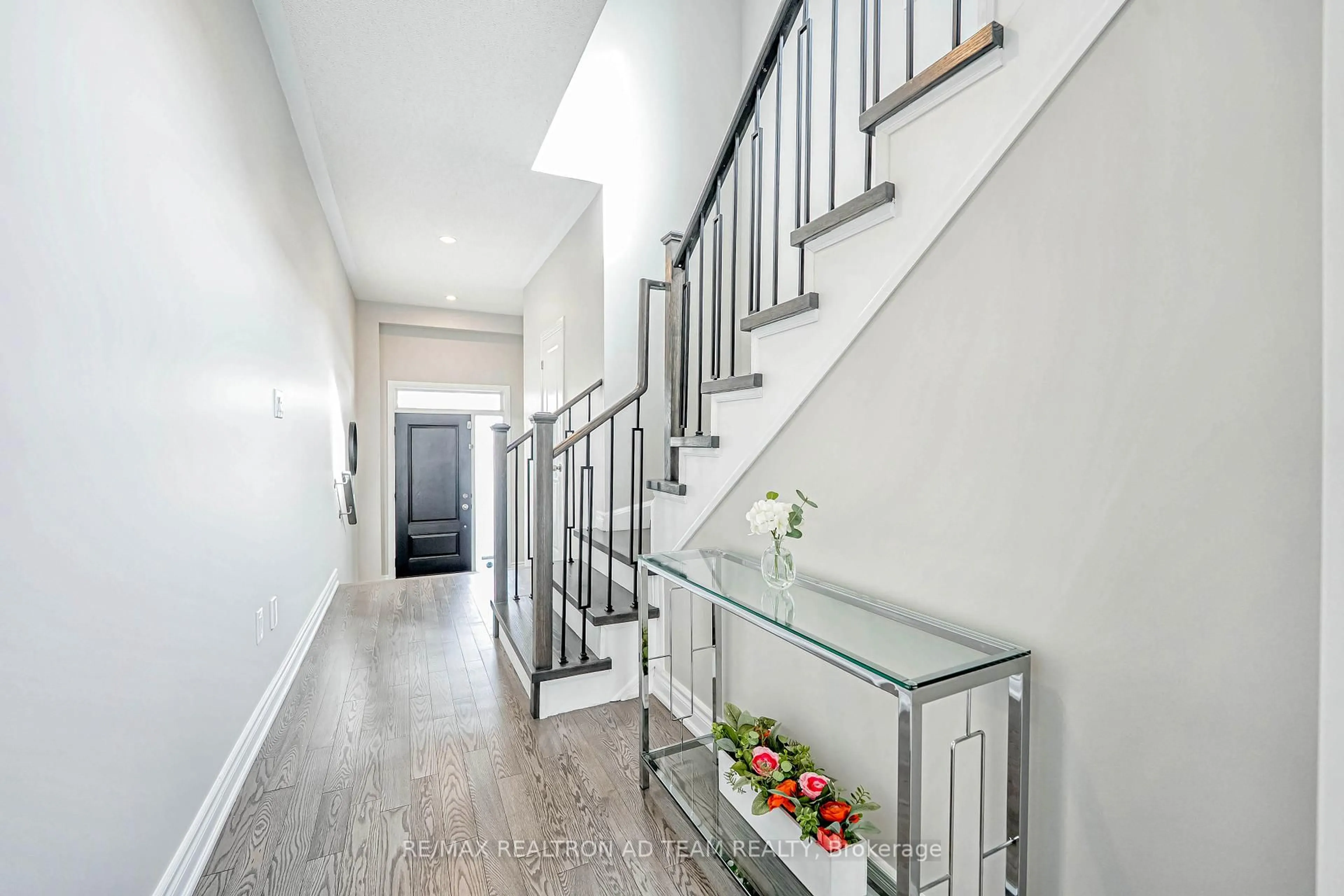 Indoor entryway for 6 Larkin Lane, Clarington Ontario L1C 2W3