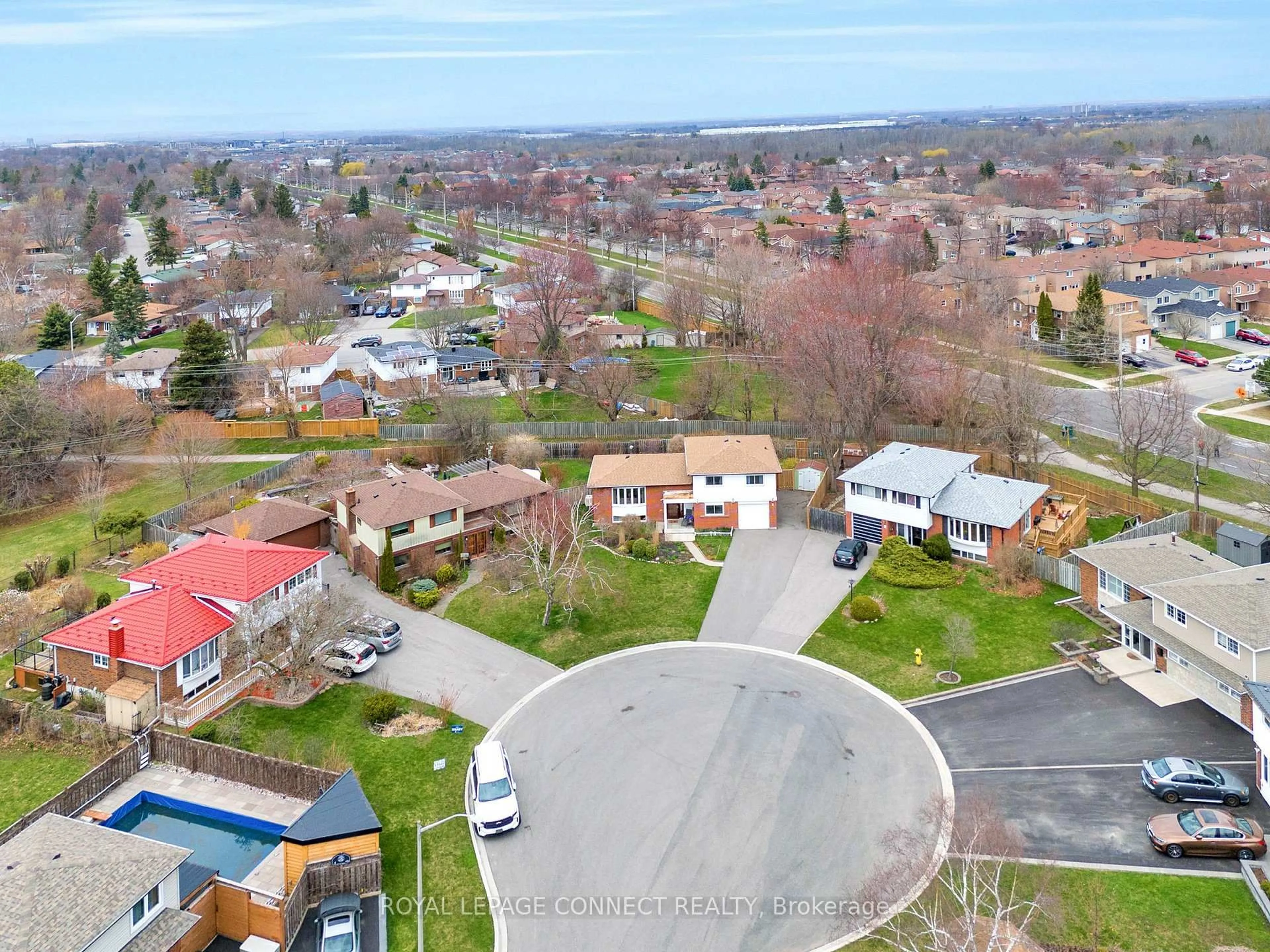 A pic from outside/outdoor area/front of a property/back of a property/a pic from drone, unknown for 8 Graham Crt, Ajax Ontario L1S 1H6