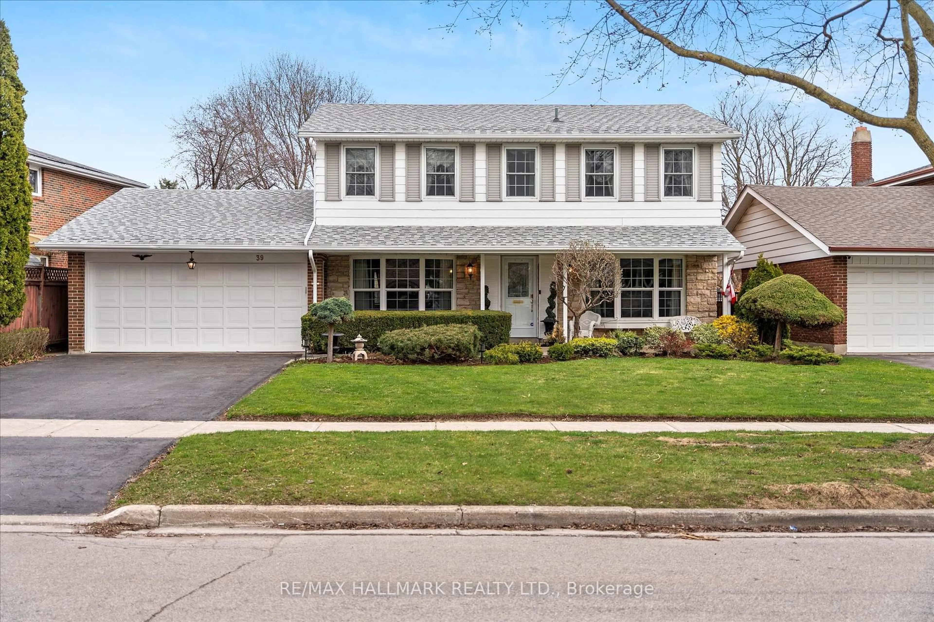 Home with vinyl exterior material, street for 39 Sheldonbury Cres, Toronto Ontario M1W 1K8