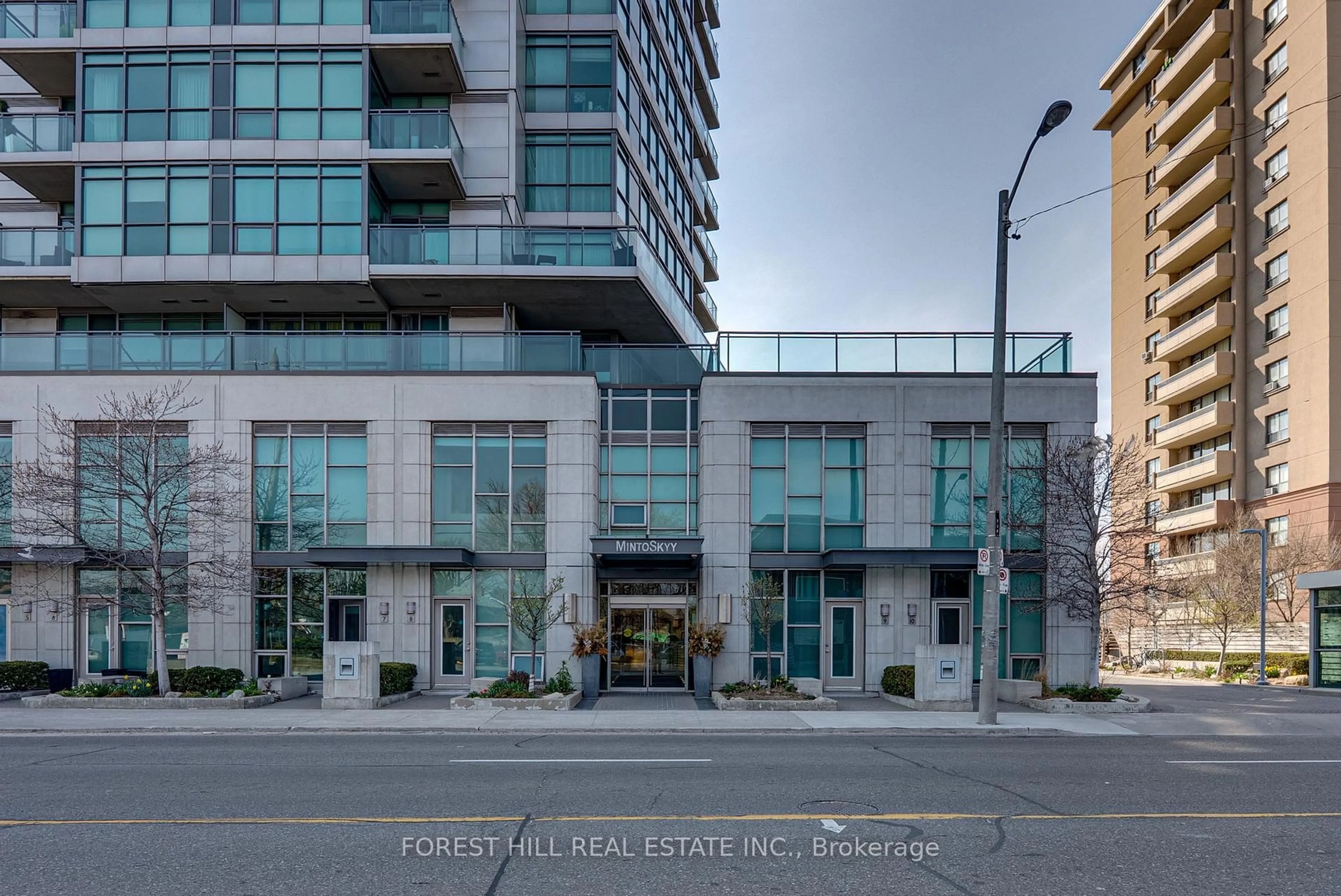 Indoor foyer for 1048 Broadview Ave #1703, Toronto Ontario M4K 2B8