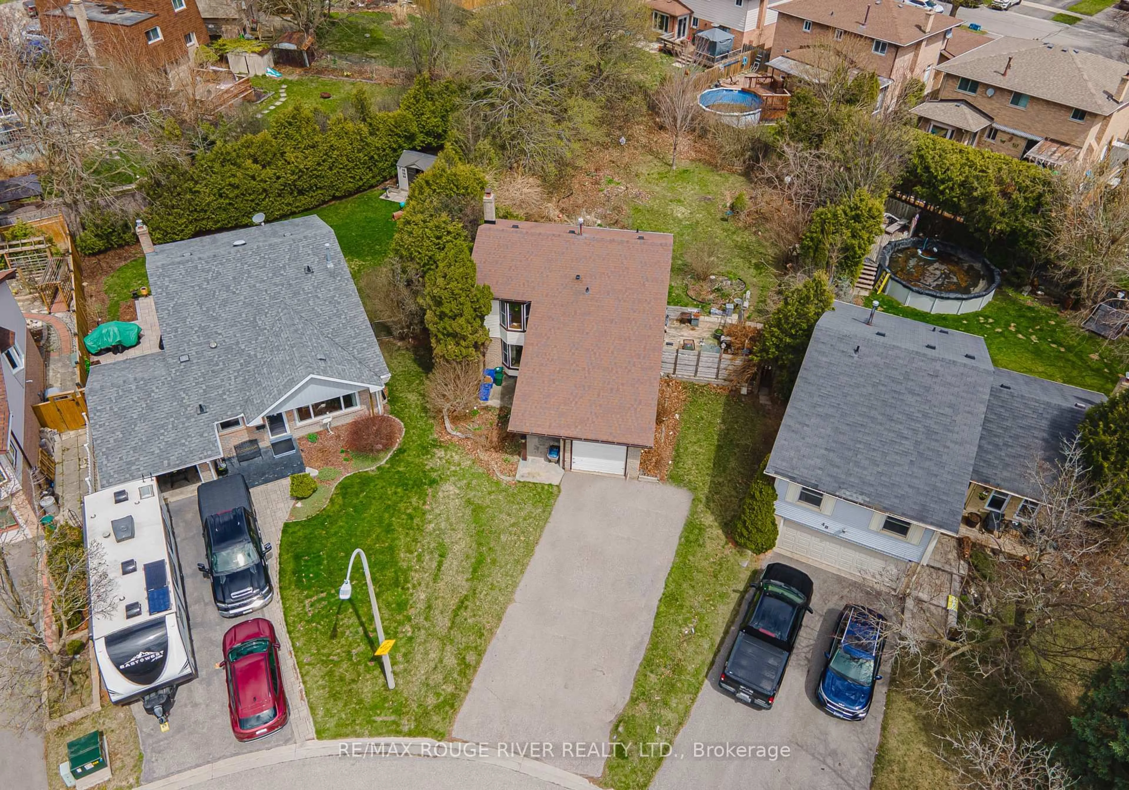A pic from outside/outdoor area/front of a property/back of a property/a pic from drone, street for 46 Pilkington Cres, Whitby Ontario L1N 6G1