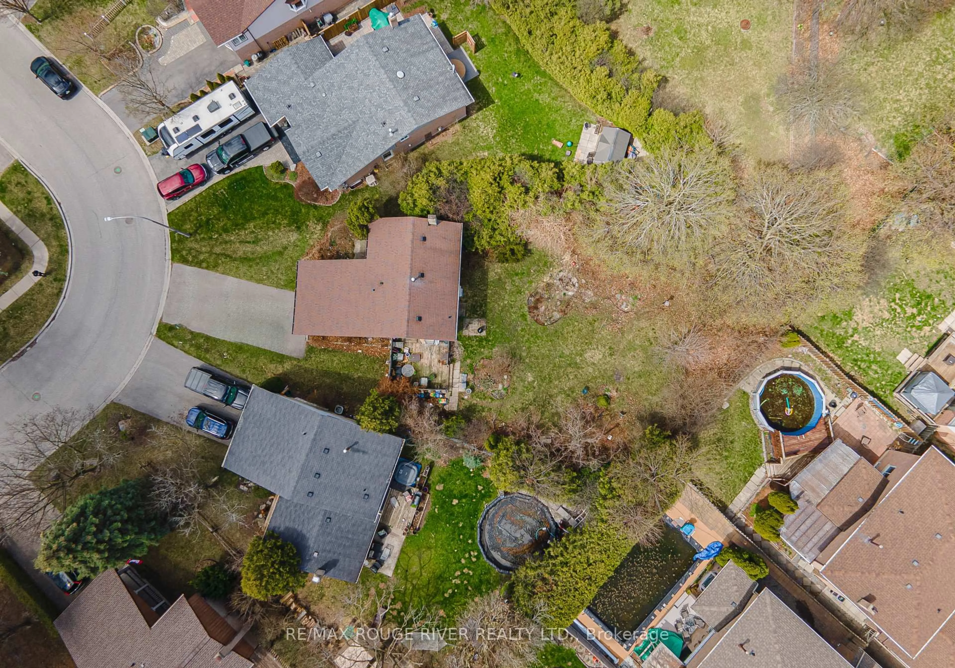 A pic from outside/outdoor area/front of a property/back of a property/a pic from drone, street for 46 Pilkington Cres, Whitby Ontario L1N 6G1