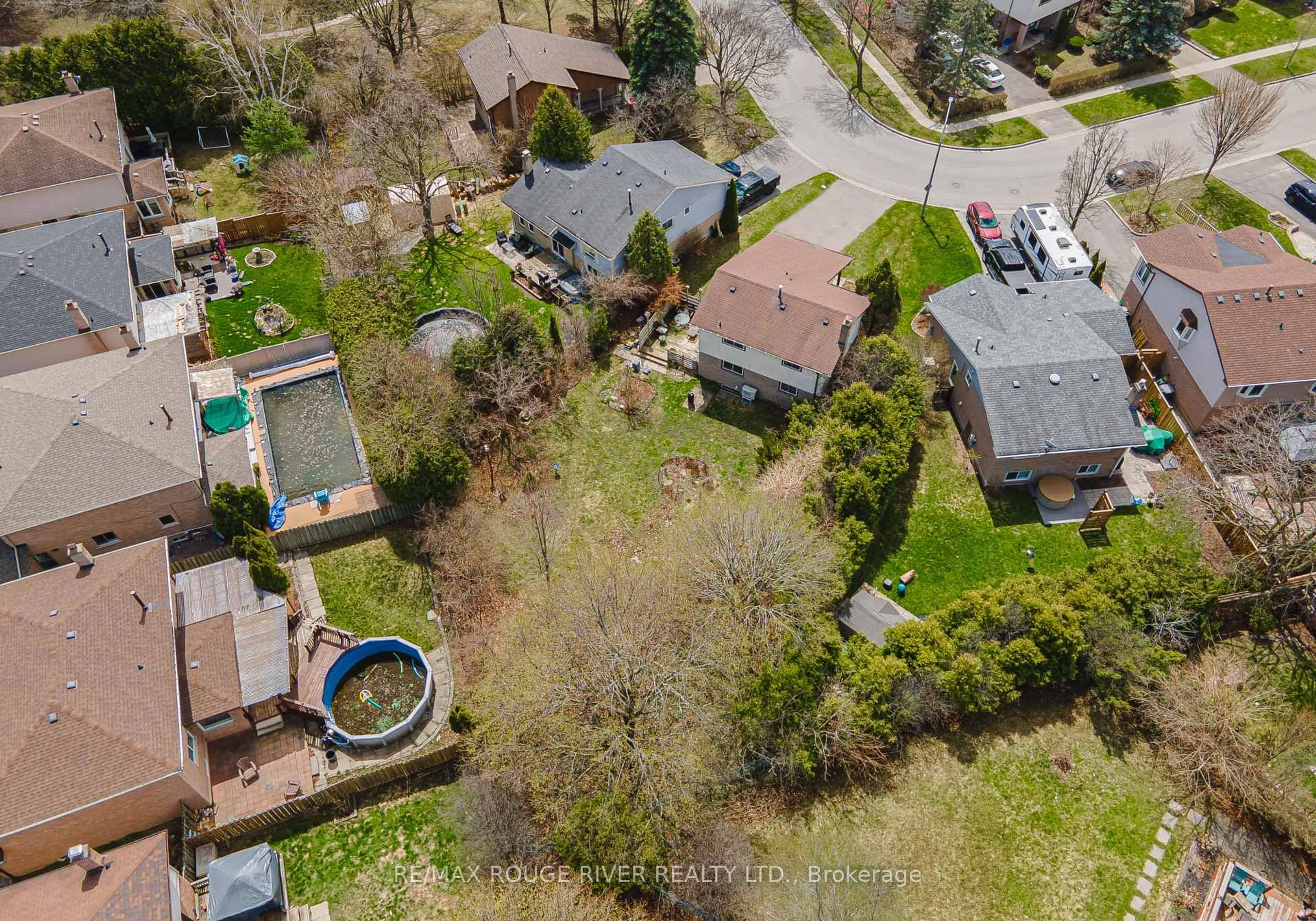 A pic from outside/outdoor area/front of a property/back of a property/a pic from drone, street for 46 Pilkington Cres, Whitby Ontario L1N 6G1