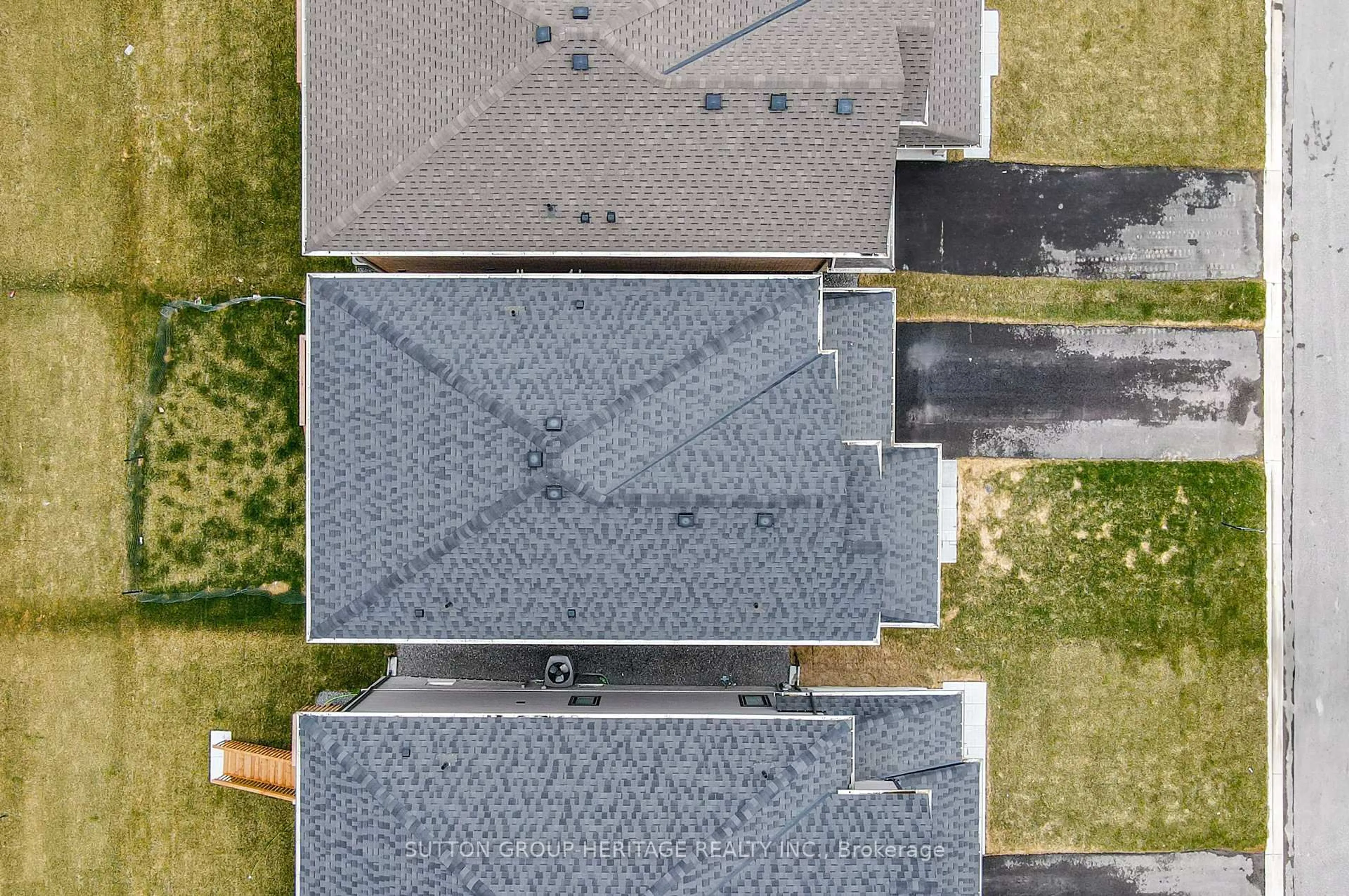 A pic from outside/outdoor area/front of a property/back of a property/a pic from drone, street for 989 Lockie Dr, Oshawa Ontario L1L 0S2