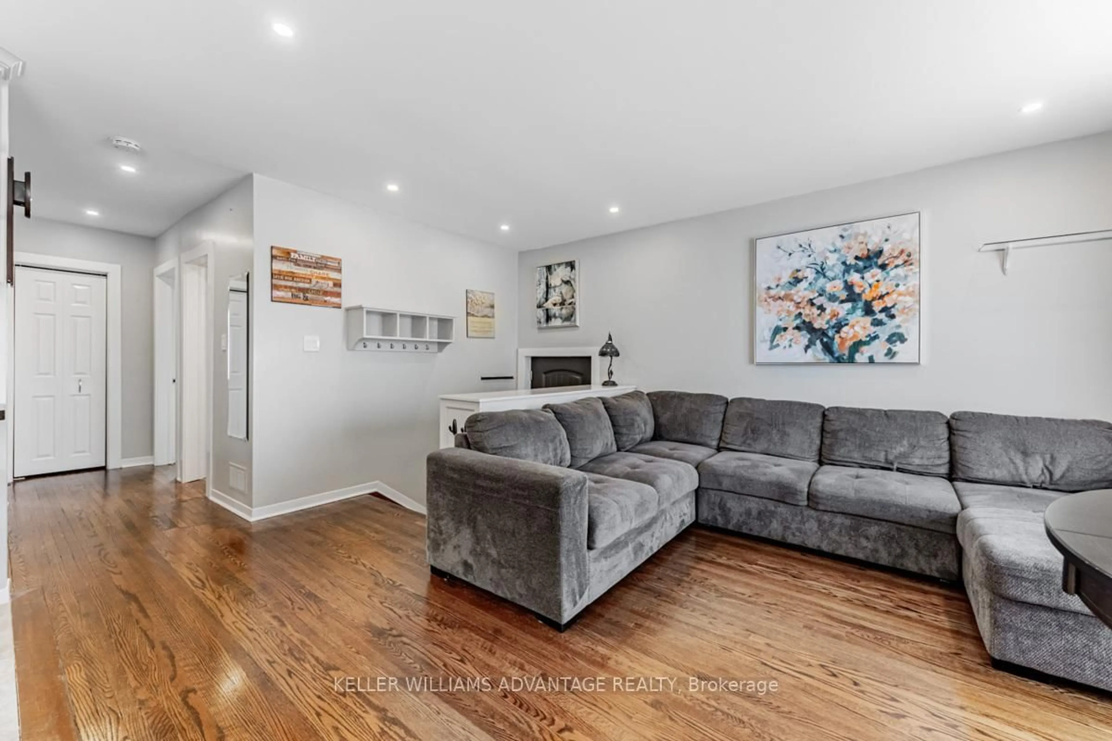 Living room with furniture, unknown for 87 Merryfield Dr, Toronto Ontario M1P 1K3