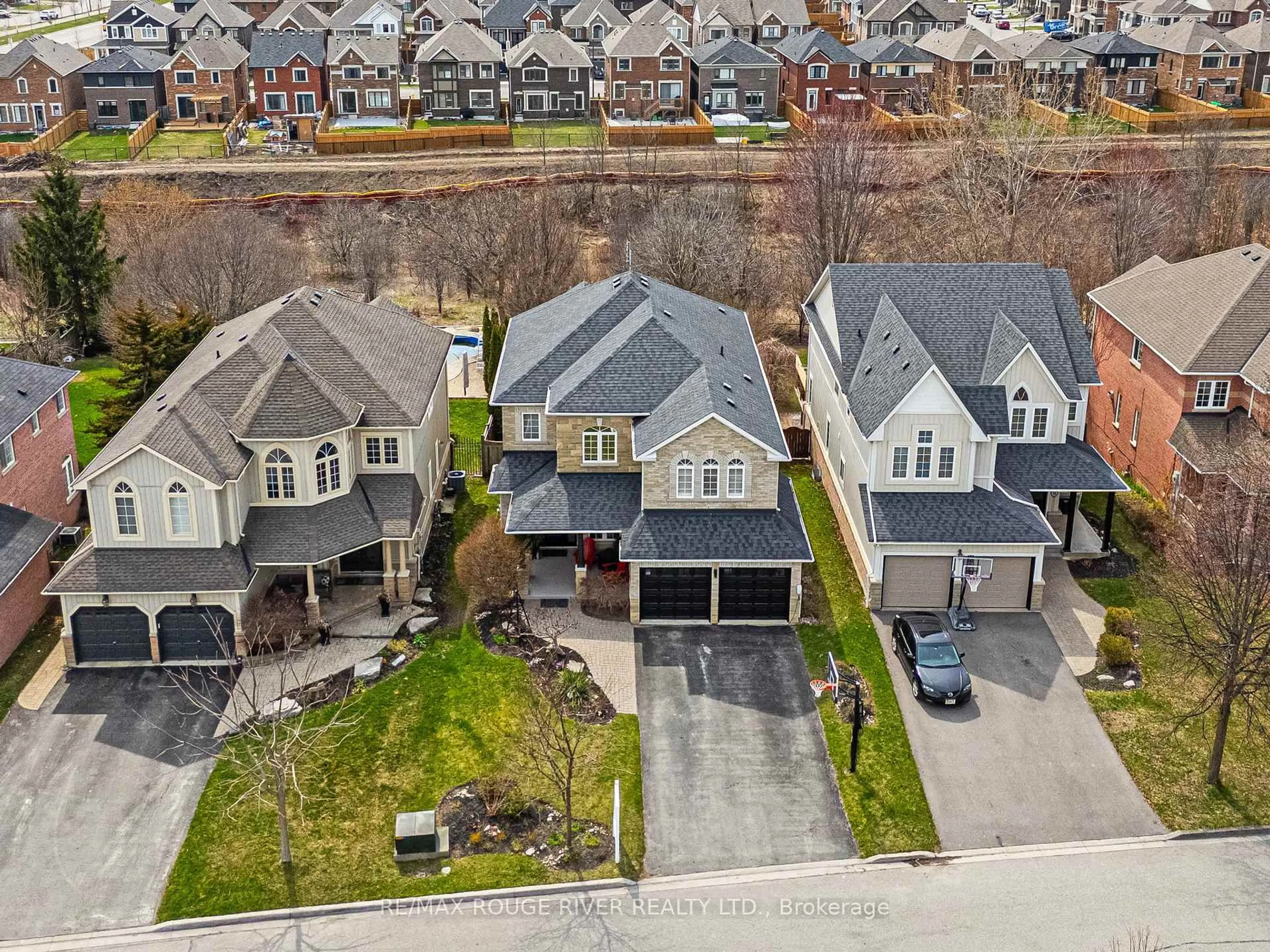 A pic from outside/outdoor area/front of a property/back of a property/a pic from drone, street for 14 Mackey Dr, Whitby Ontario L1P 1P5