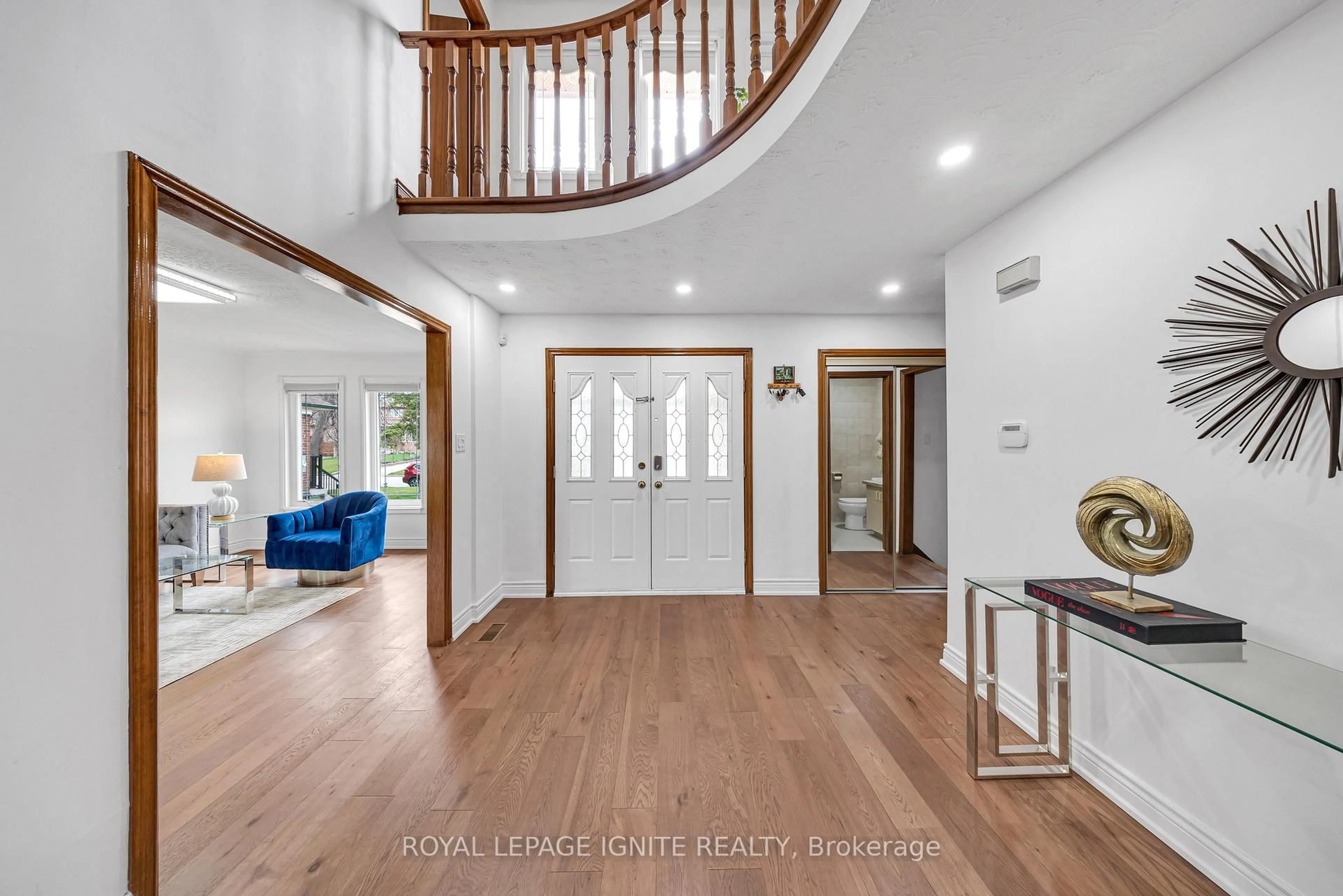 Indoor entryway for 90 Cleta Dr, Toronto Ontario M1K 3G7