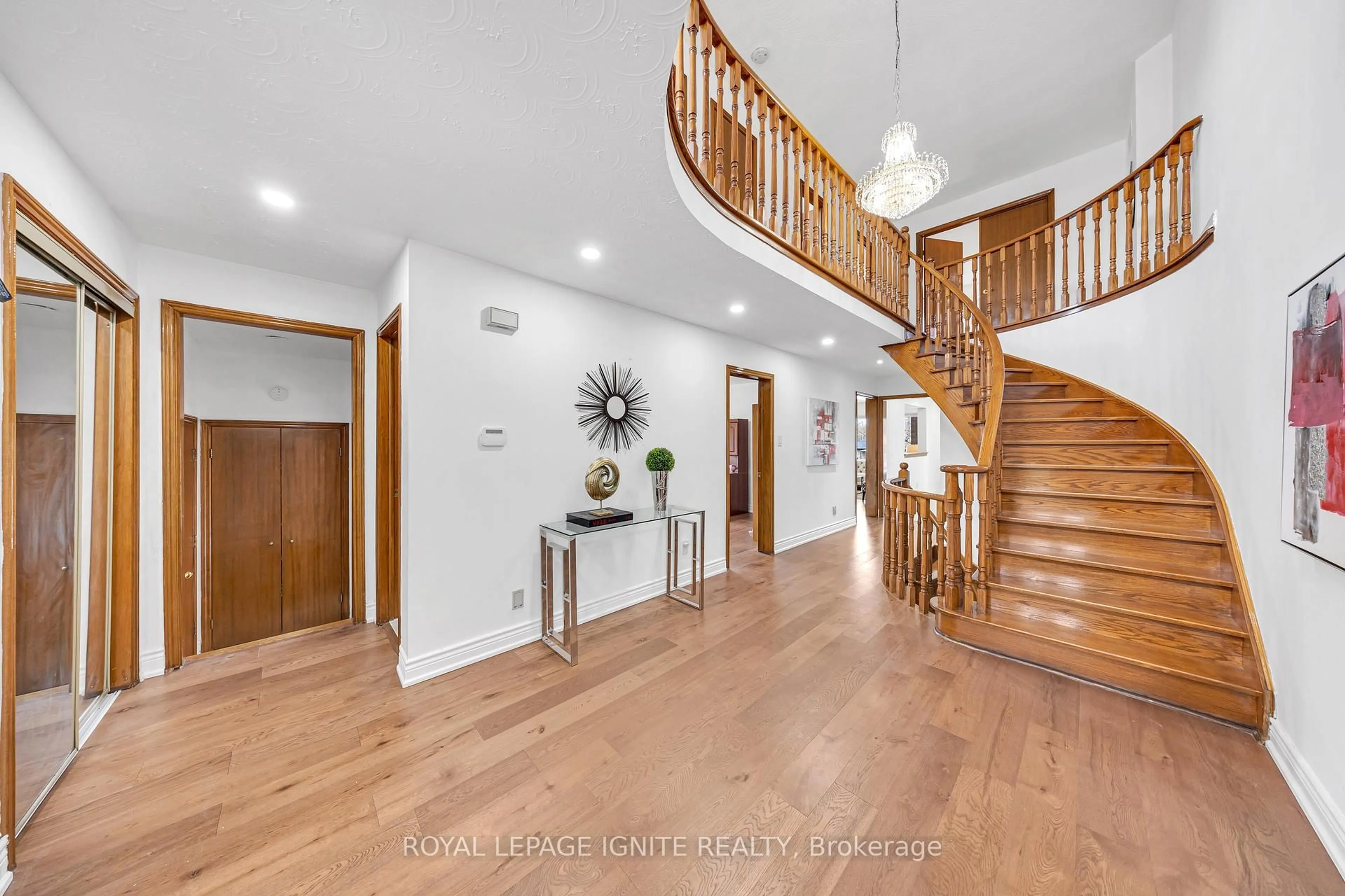Indoor foyer for 90 Cleta Dr, Toronto Ontario M1K 3G7