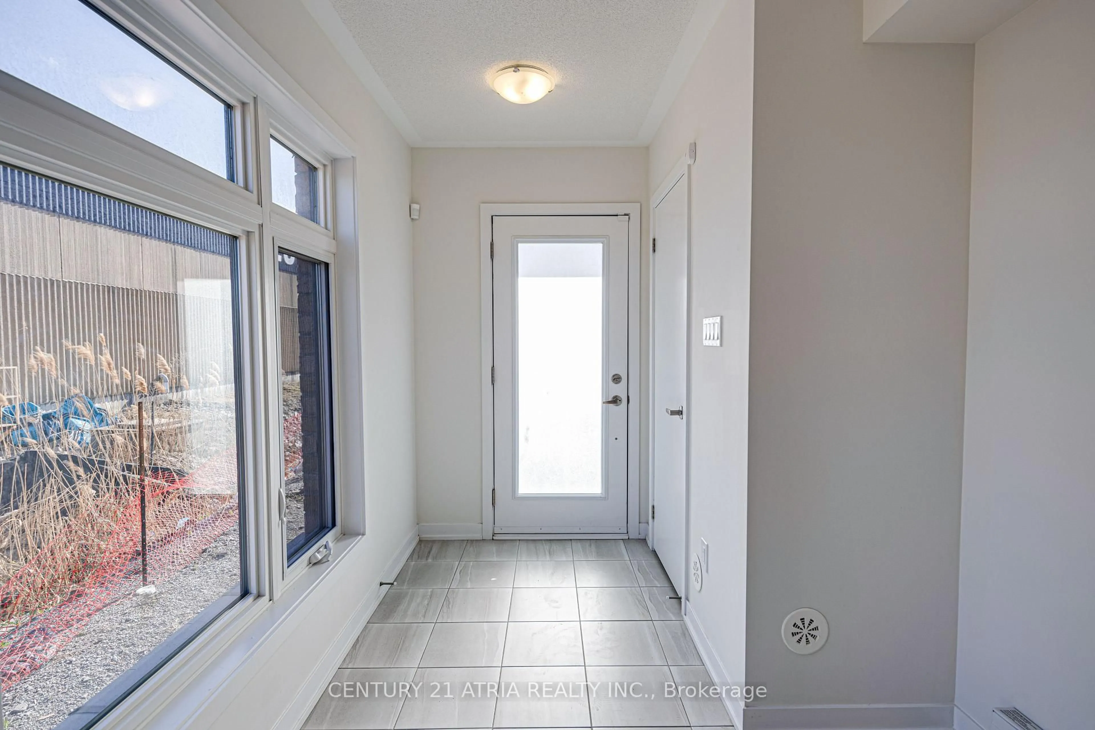 Indoor entryway for 1865 Pickering Pkwy #406, Pickering Ontario L1V 0H2