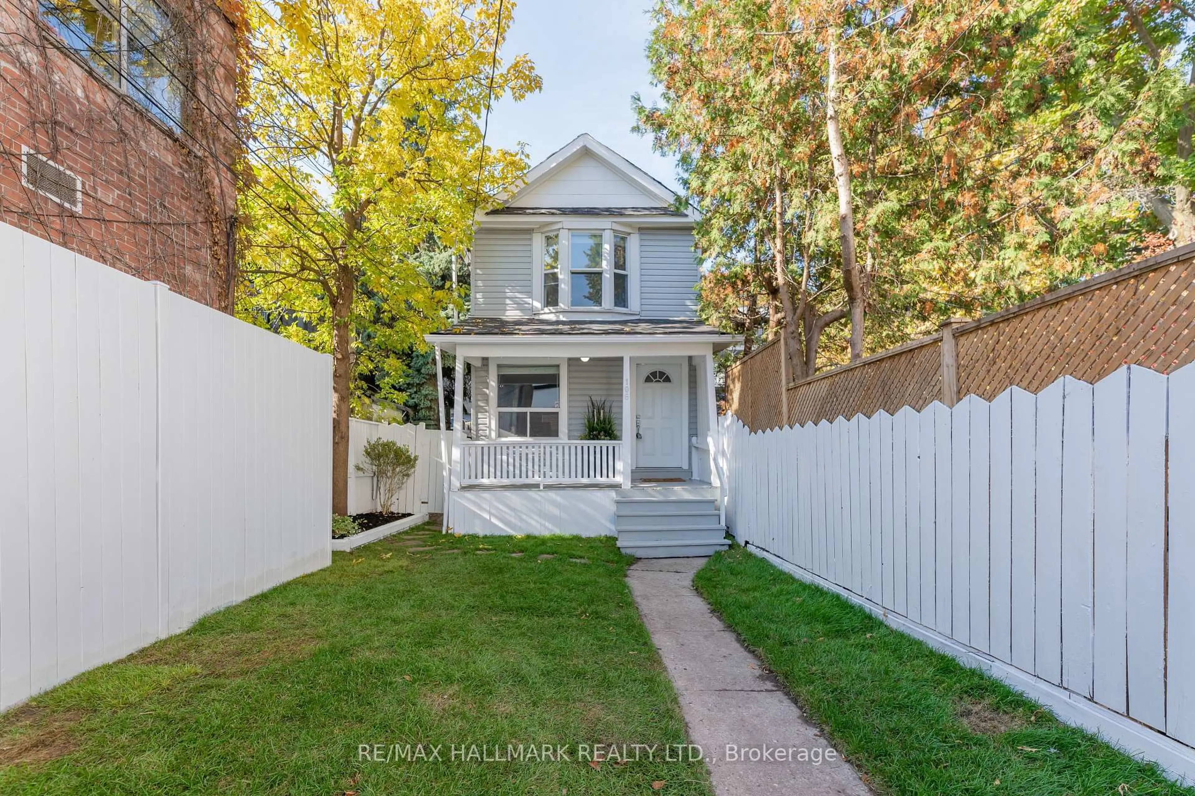 A pic from outside/outdoor area/front of a property/back of a property/a pic from drone, street for 106 Willow Ave, Toronto Ontario M4E 3K3