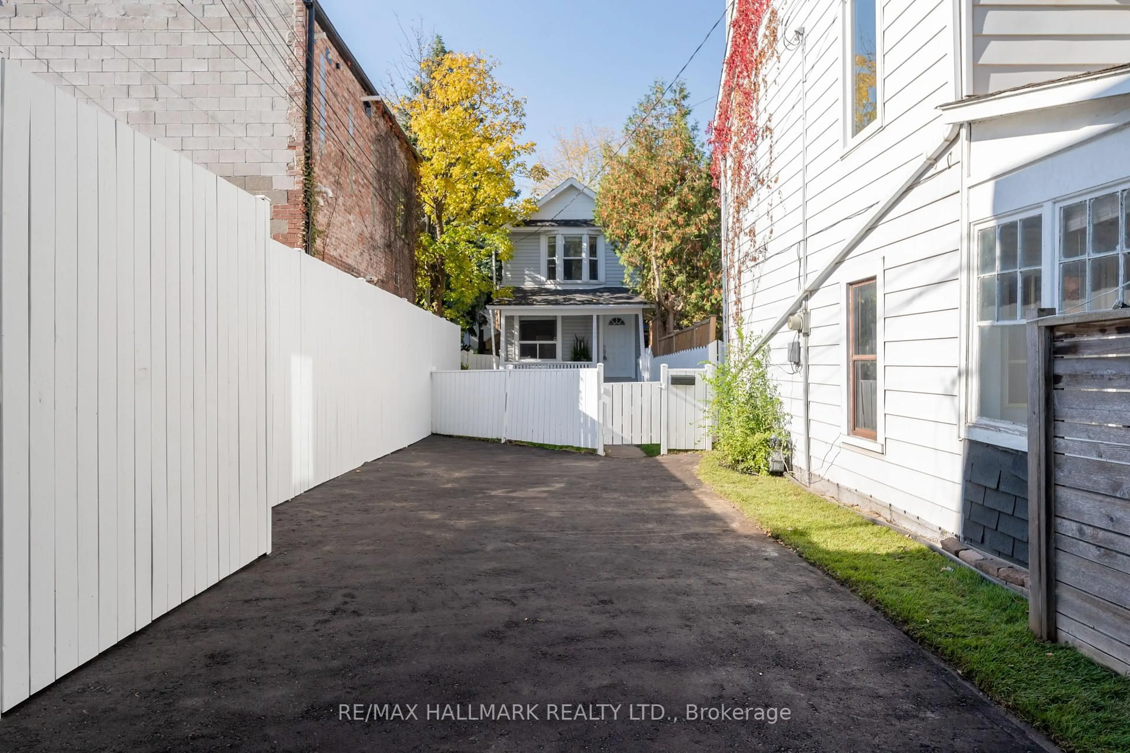 A pic from outside/outdoor area/front of a property/back of a property/a pic from drone, street for 106 Willow Ave, Toronto Ontario M4E 3K3